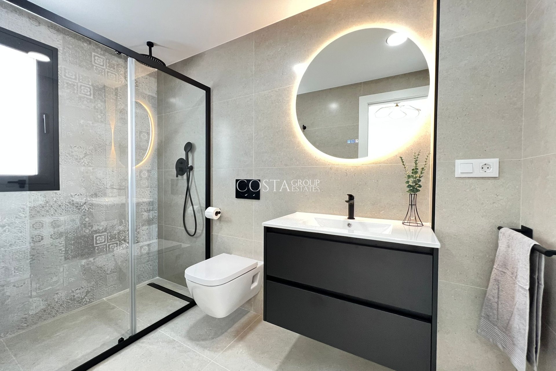 Nowy budynek - Willa -
Benferri