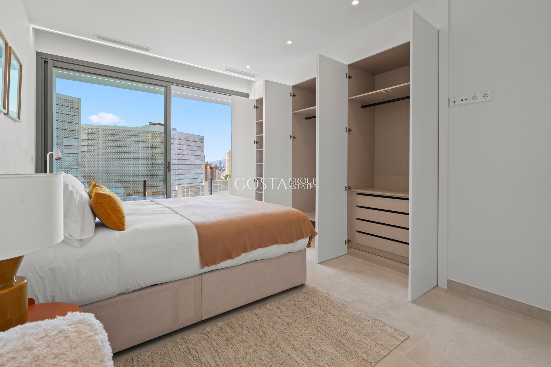 Nowy budynek - Willa -
Benidorm