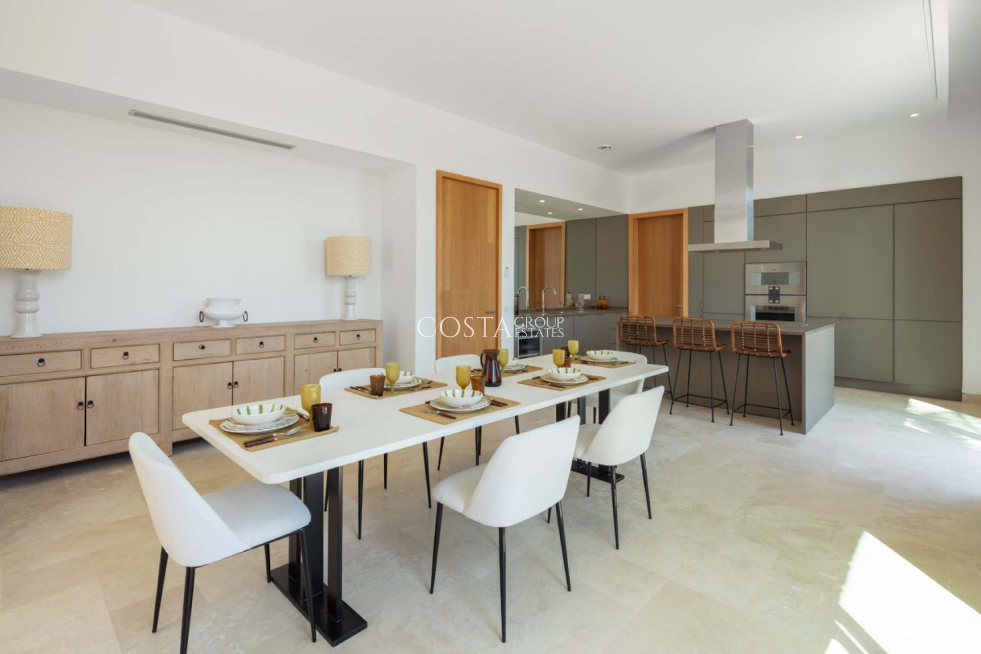 Nowy budynek - Willa -
Casares