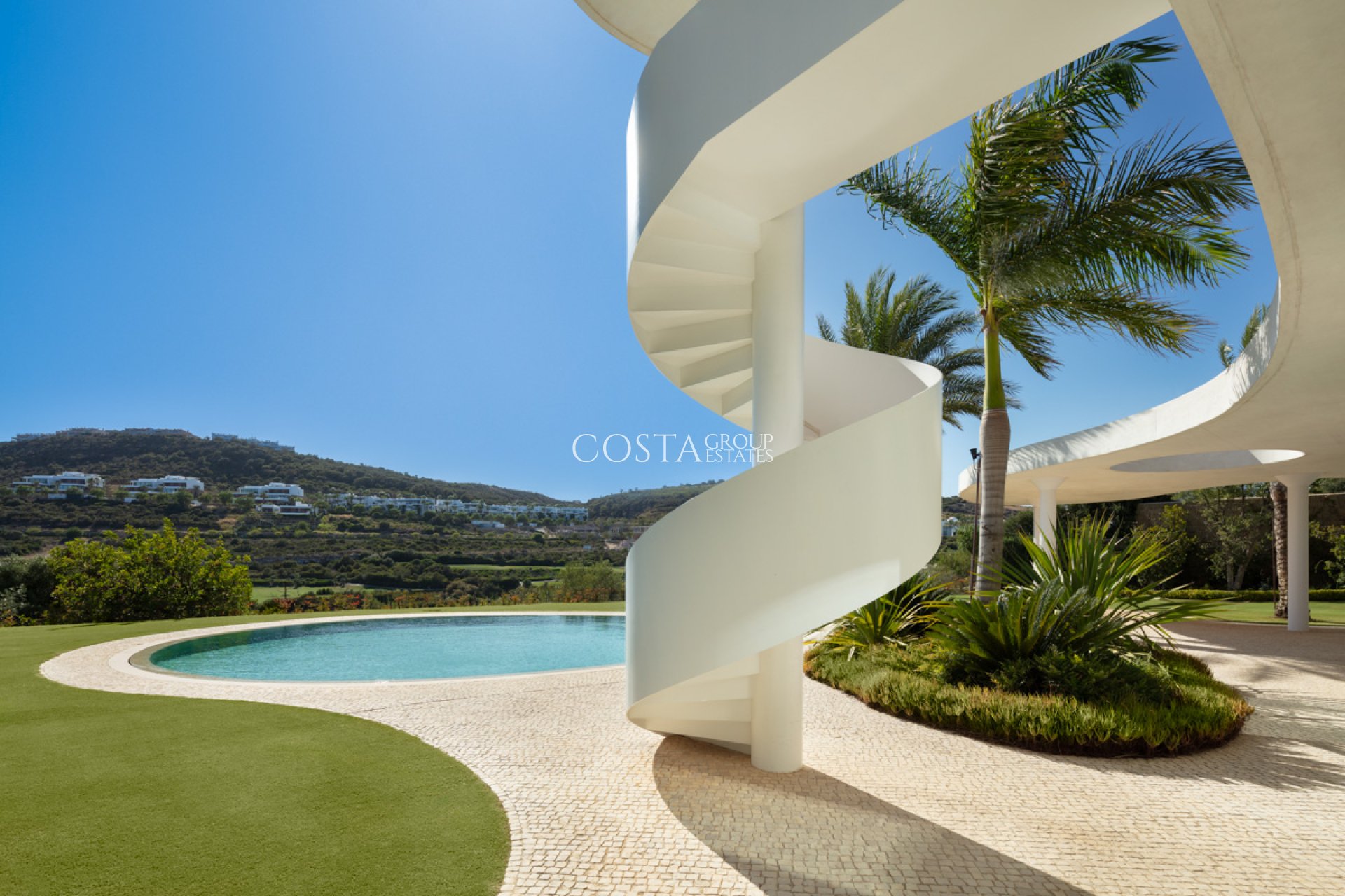 Nowy budynek - Willa -
Casares