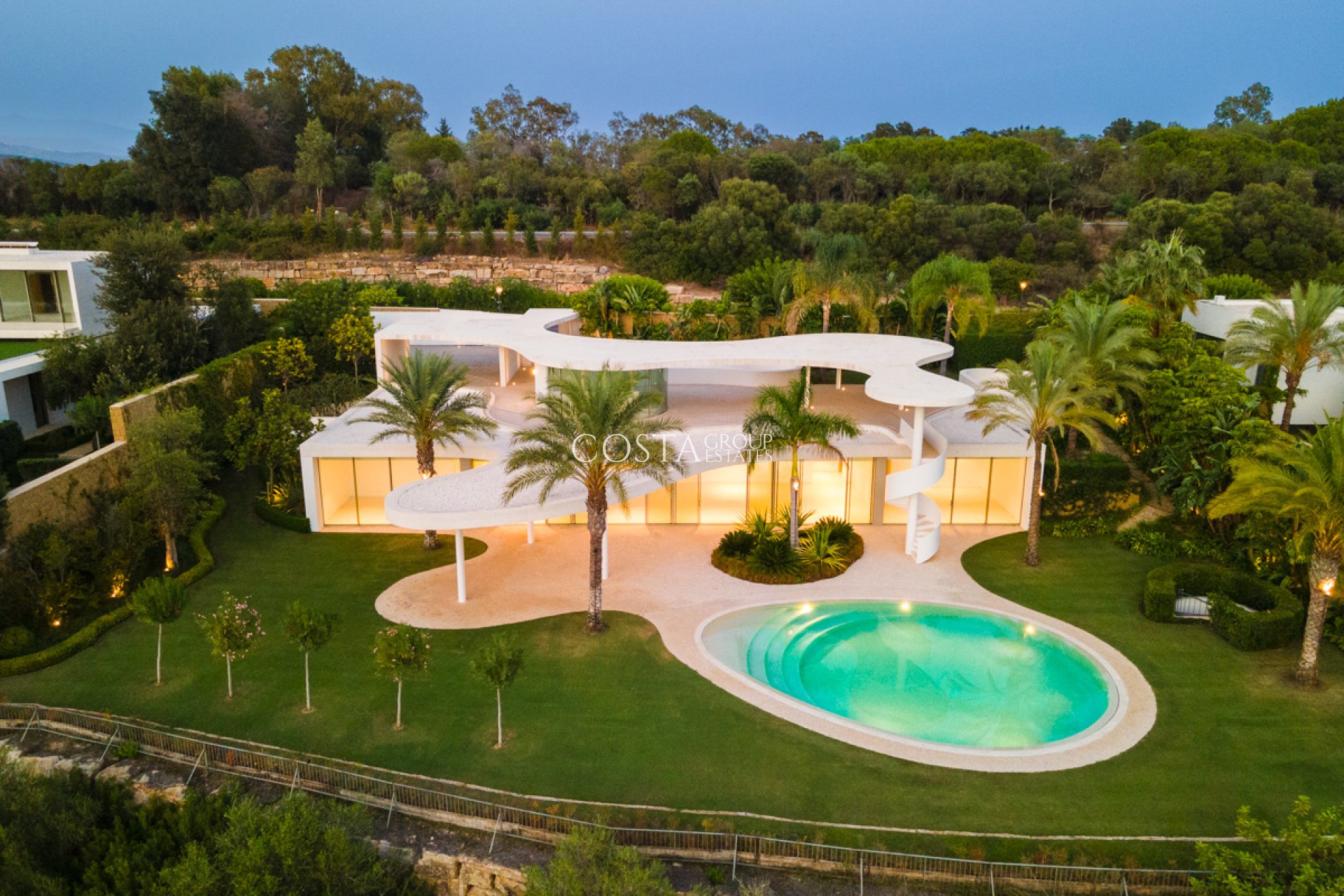 Nowy budynek - Willa -
Casares