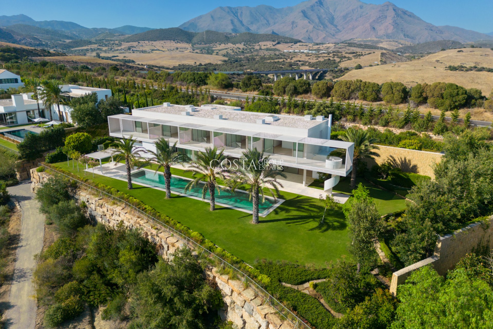 Nowy budynek - Willa -
Casares