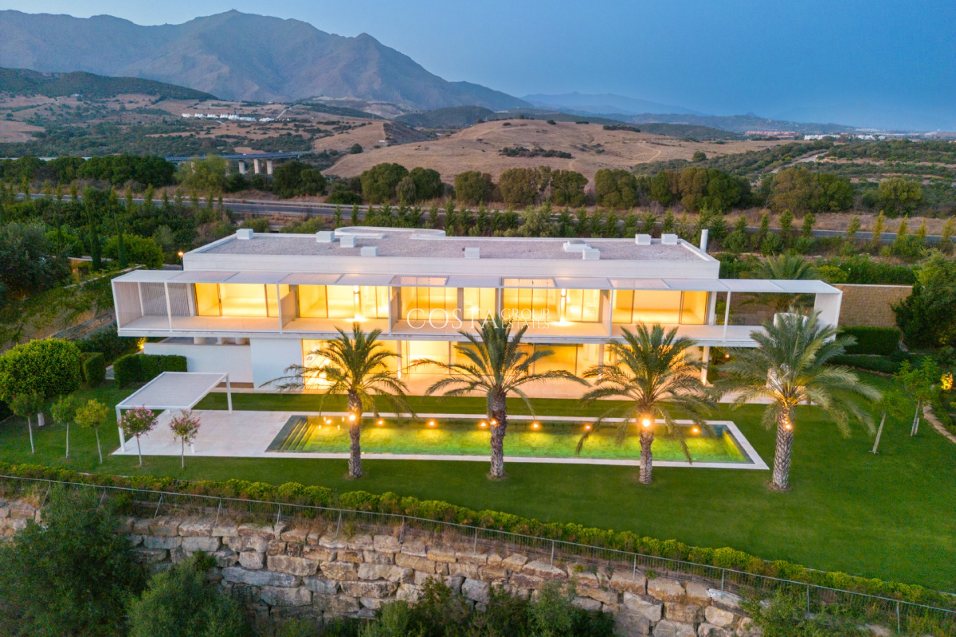 Nowy budynek - Willa -
Casares