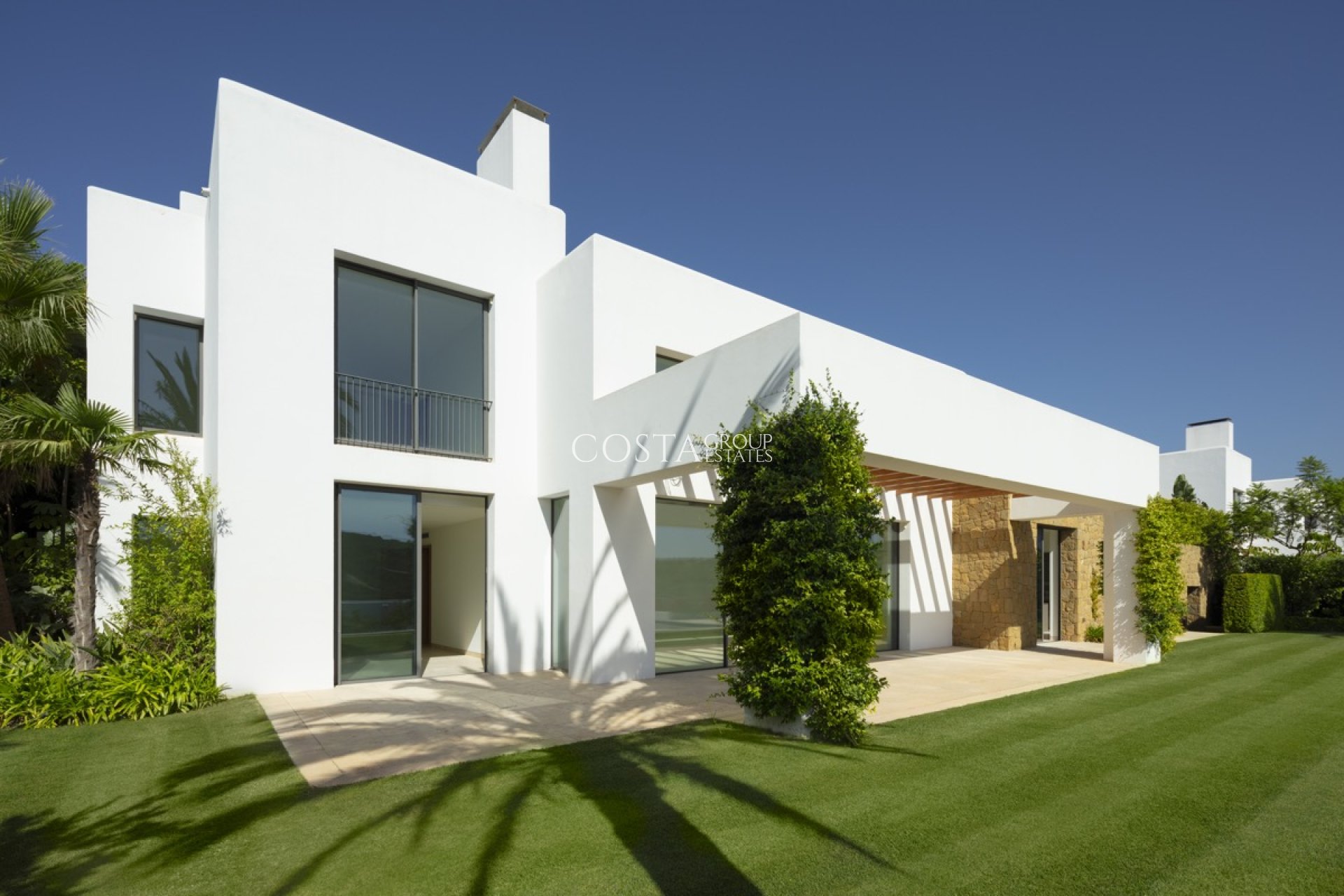 Nowy budynek - Willa -
Casares