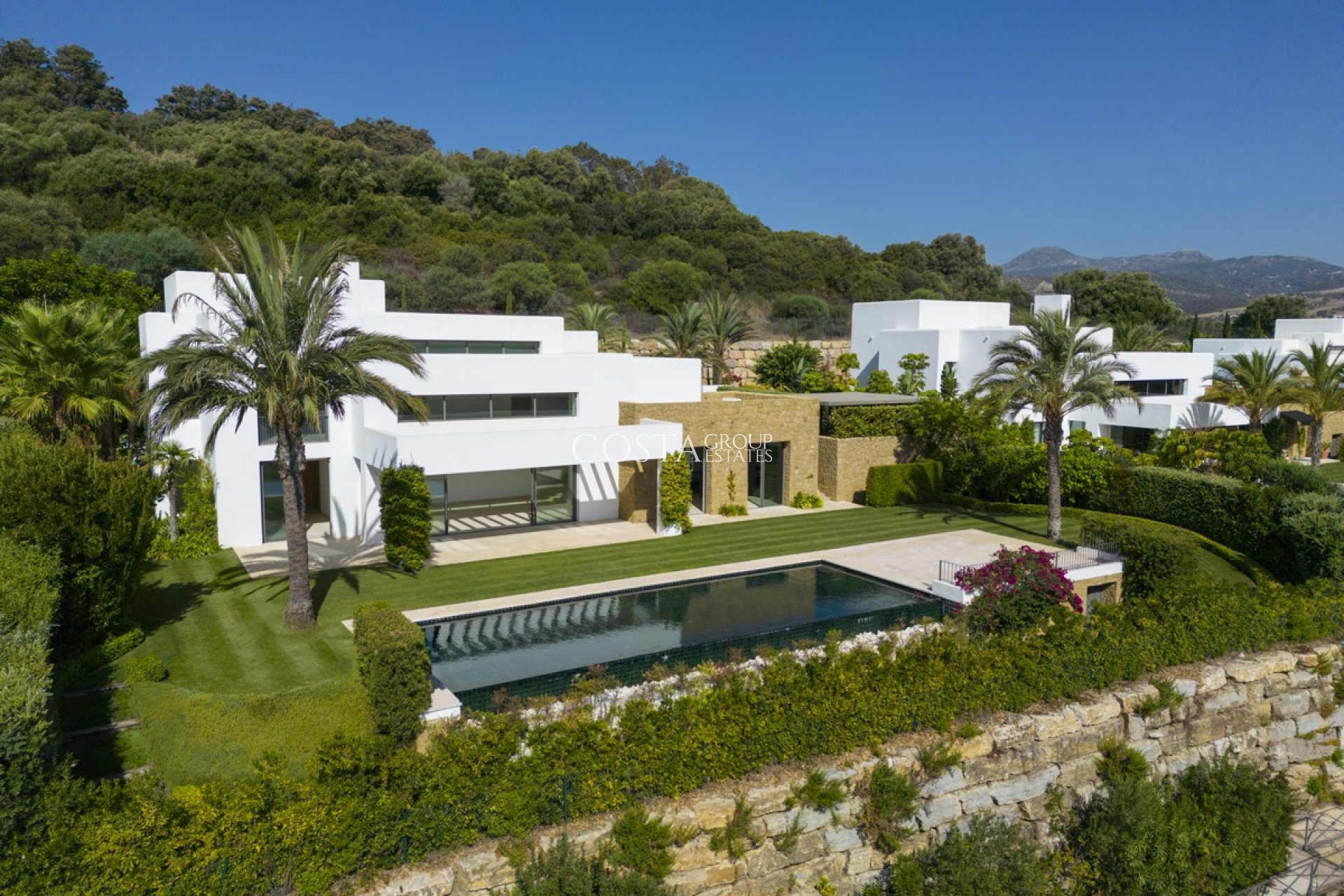 Nowy budynek - Willa -
Casares