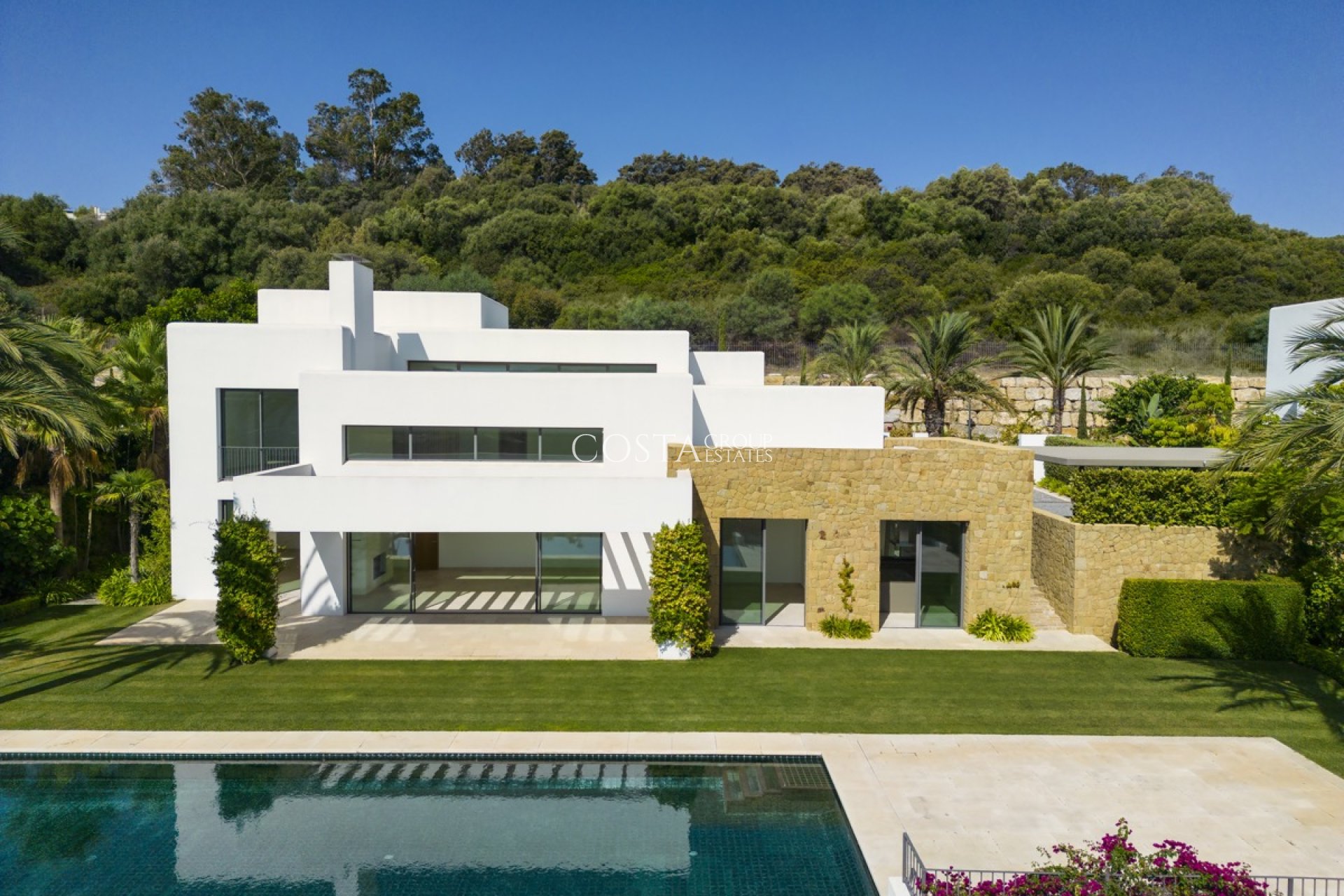 Nowy budynek - Willa -
Casares