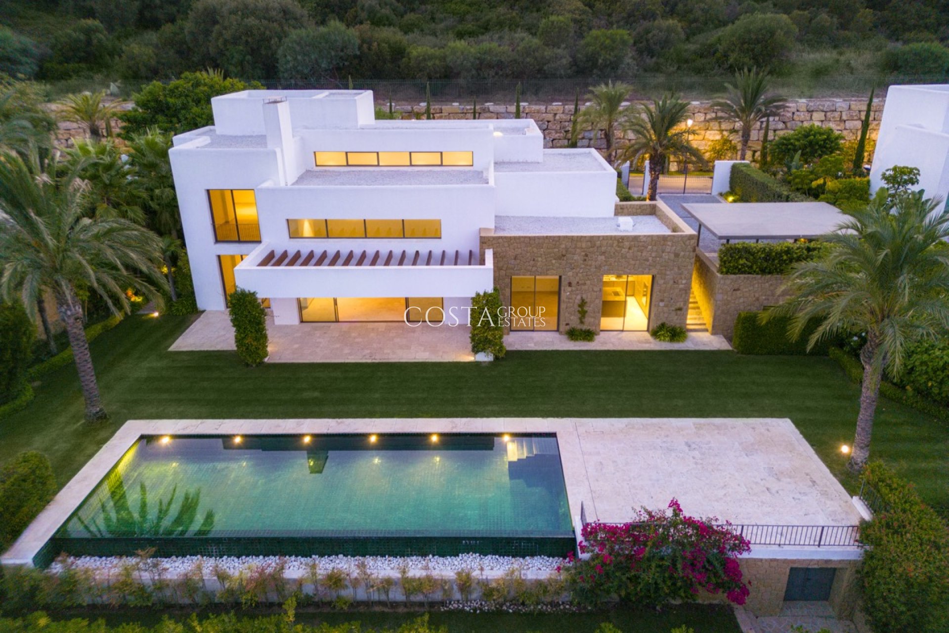 Nowy budynek - Willa -
Casares