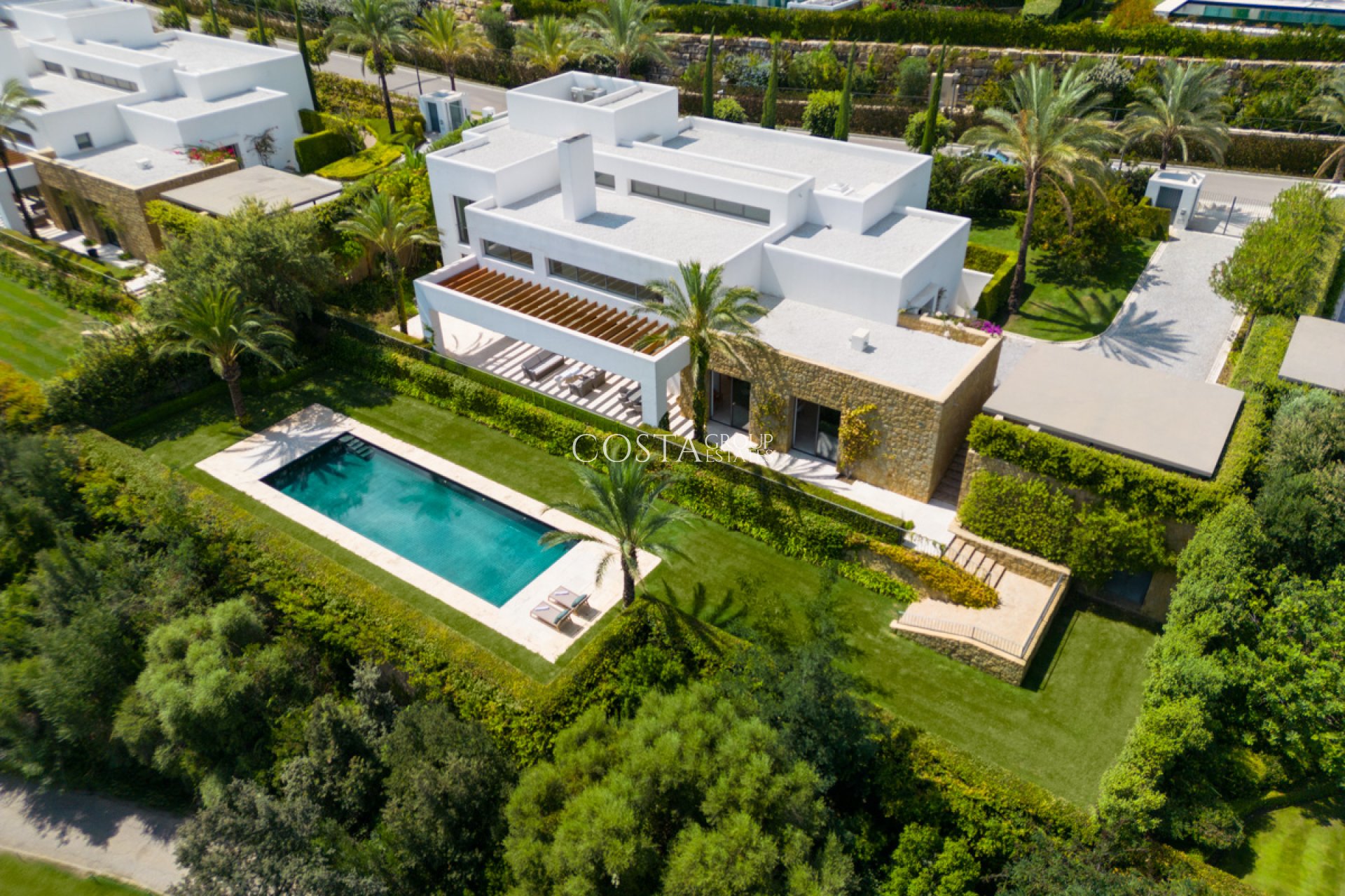 Nowy budynek - Willa -
Casares