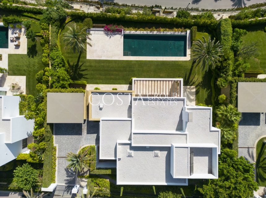 Nowy budynek - Willa -
Casares