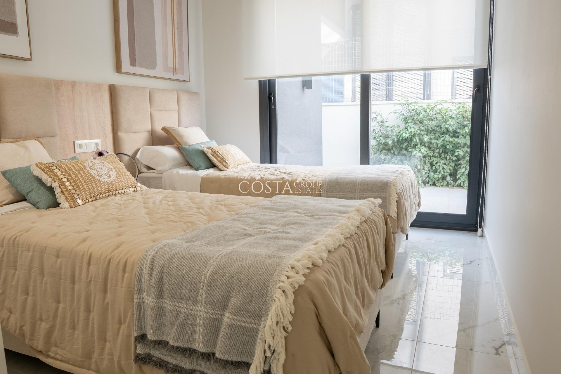 Nowy budynek - Willa -
Ciudad Quesada - Lo Marabú