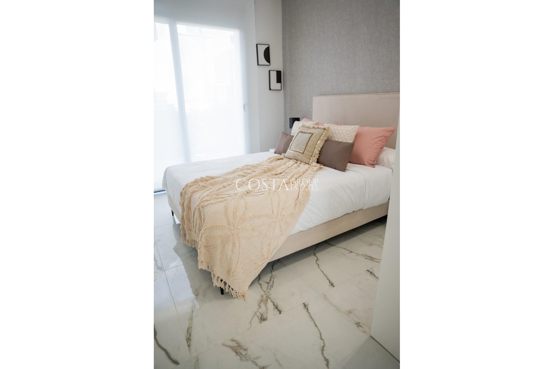 Nowy budynek - Willa -
Ciudad Quesada - Lo Marabú