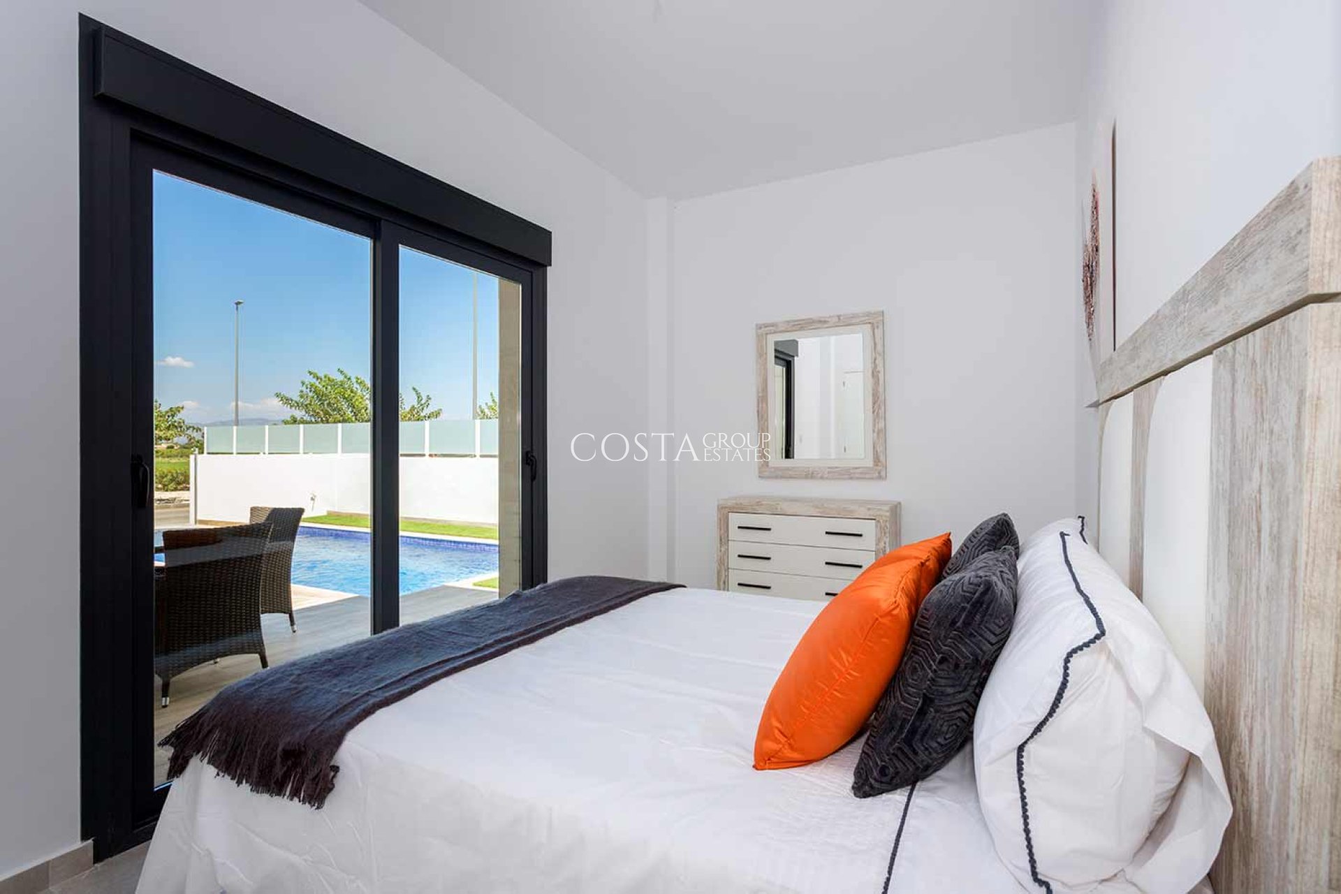 Nowy budynek - Willa -
Daya Nueva