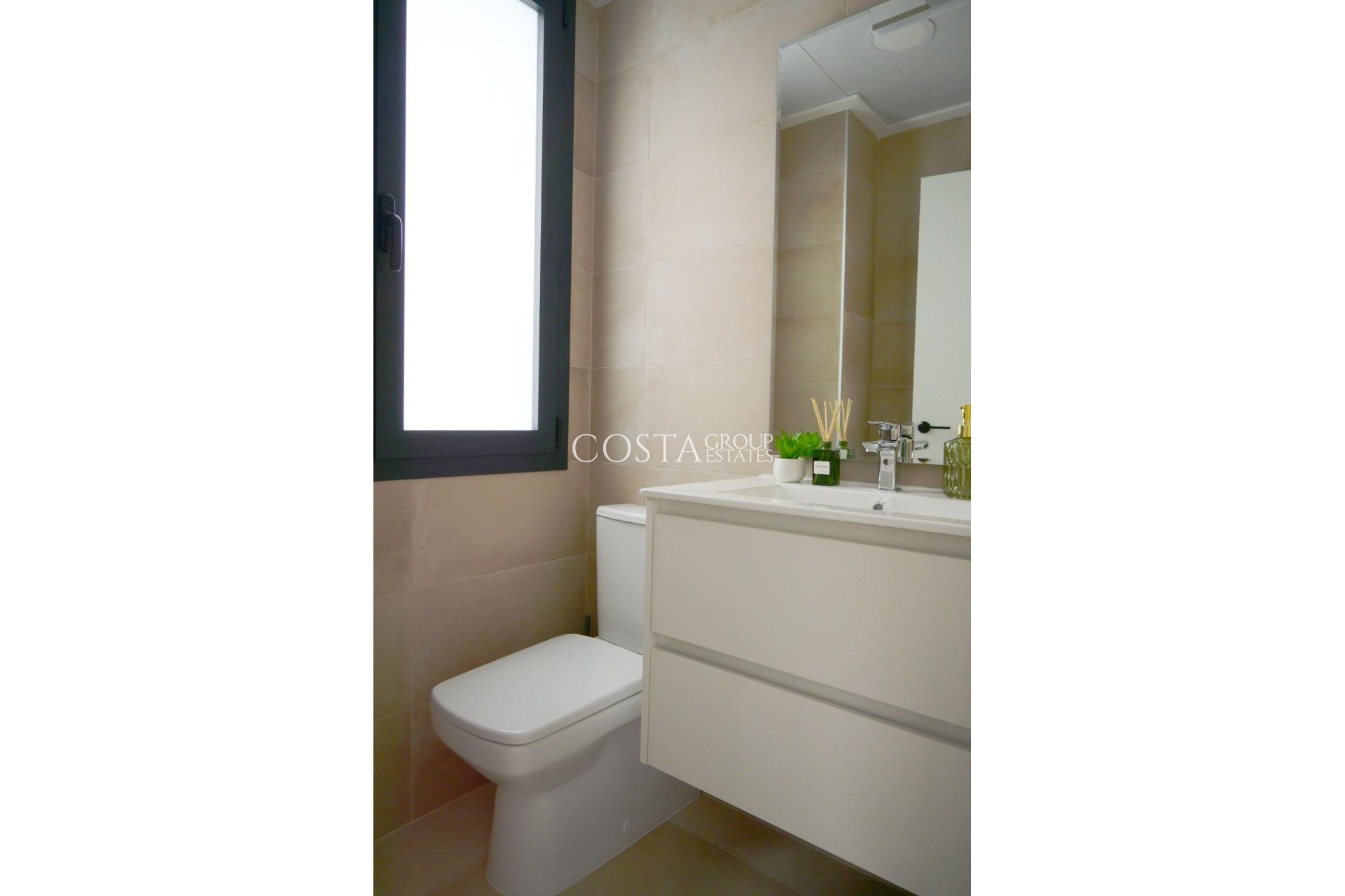 Nowy budynek - Willa -
Dolores - polideportivo