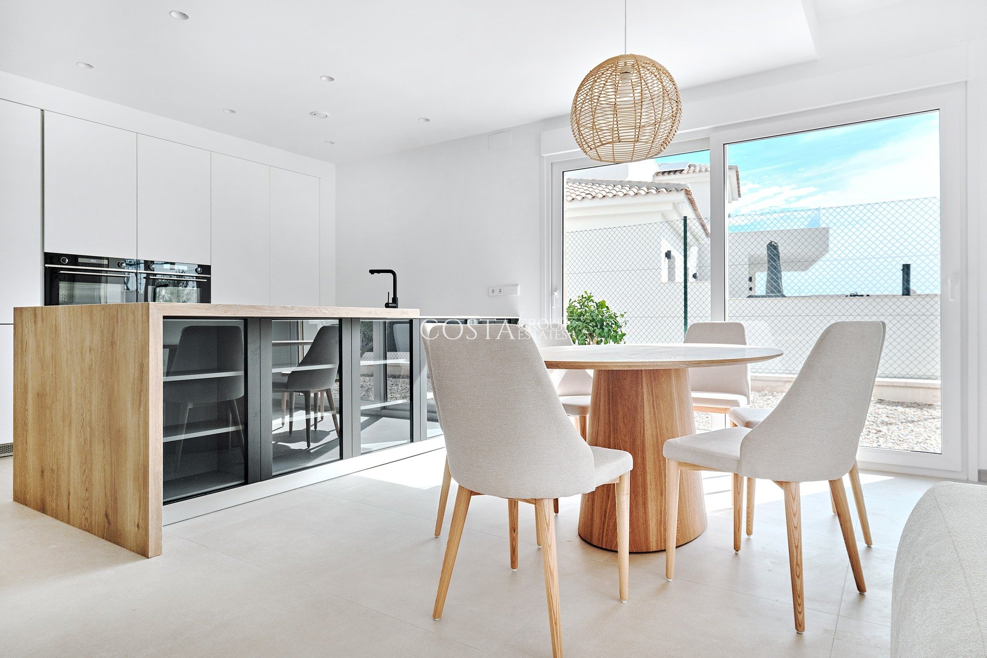 Nowy budynek - Willa -
La Herrada