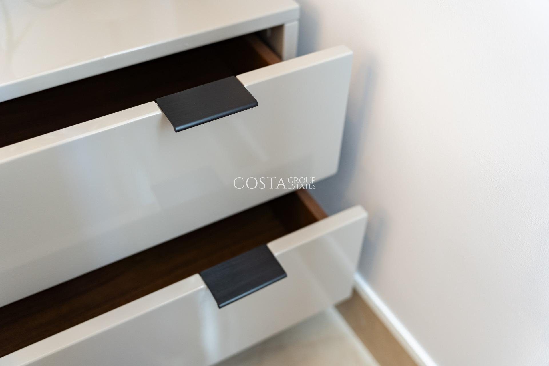 Nowy budynek - Willa -
La Marina - El Pinet