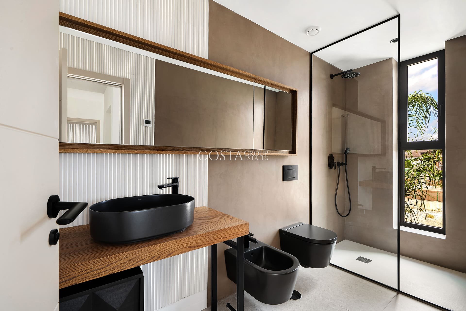 Nowy budynek - Willa -
La Nucía