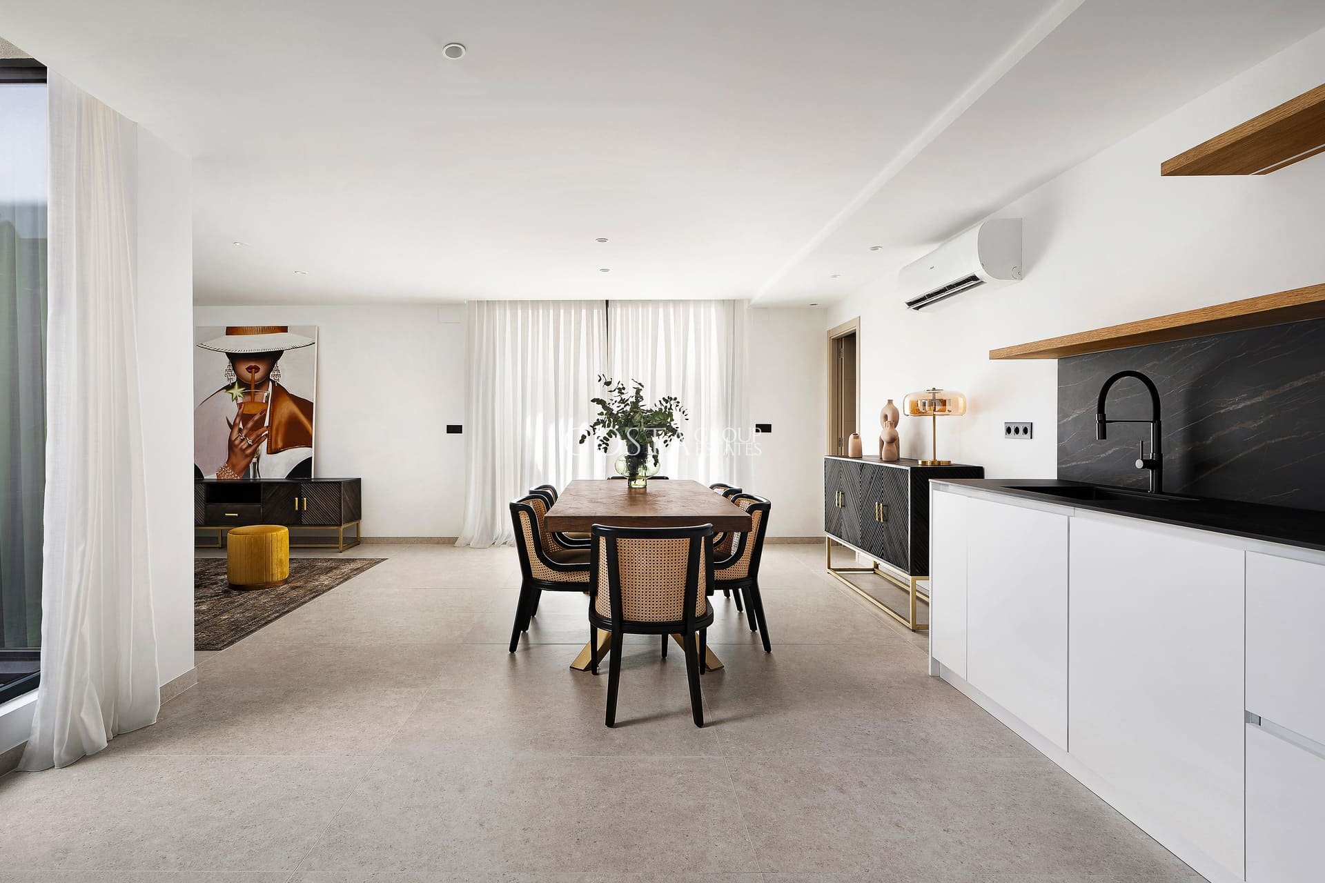 Nowy budynek - Willa -
La Nucía