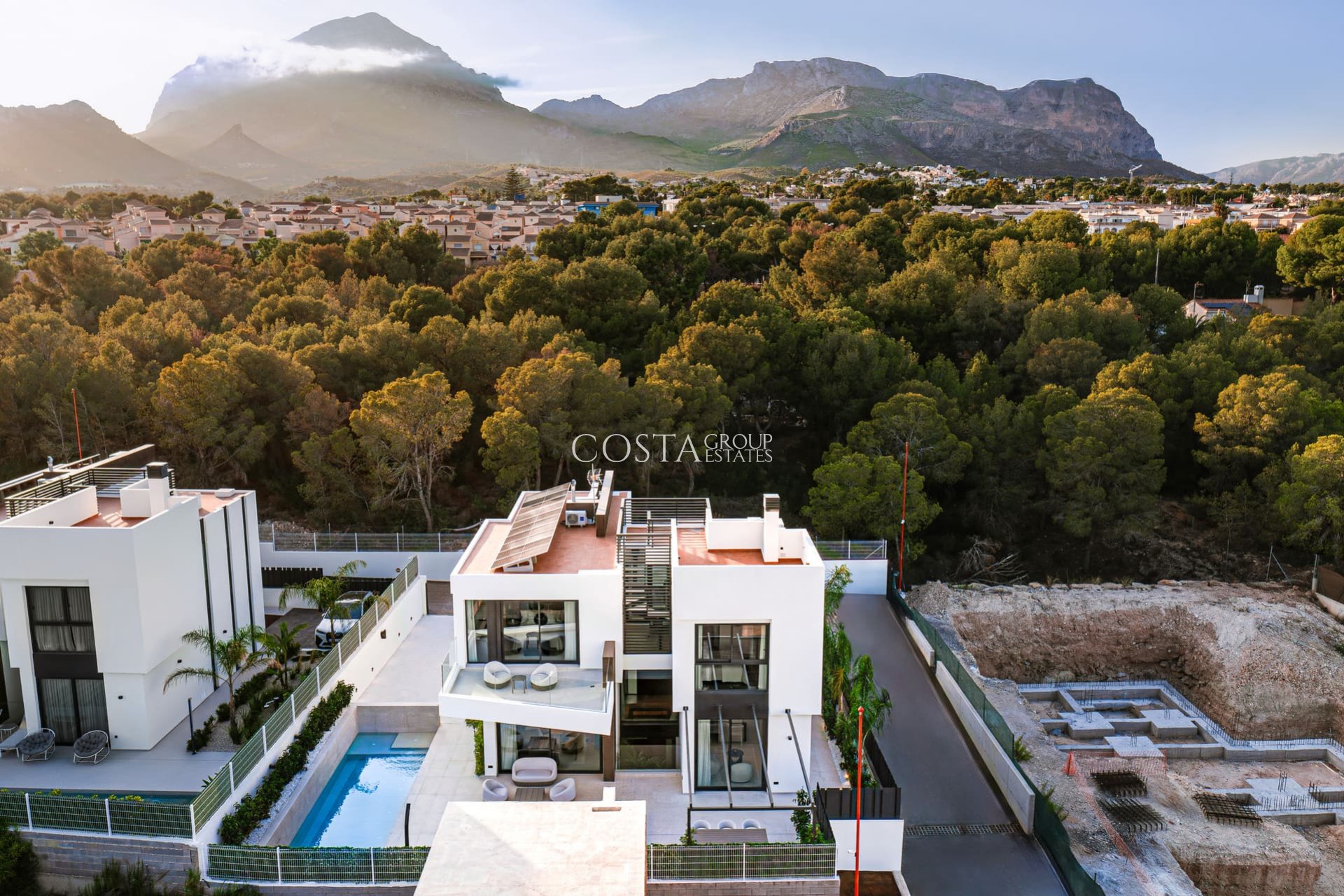 Nowy budynek - Willa -
La Nucía