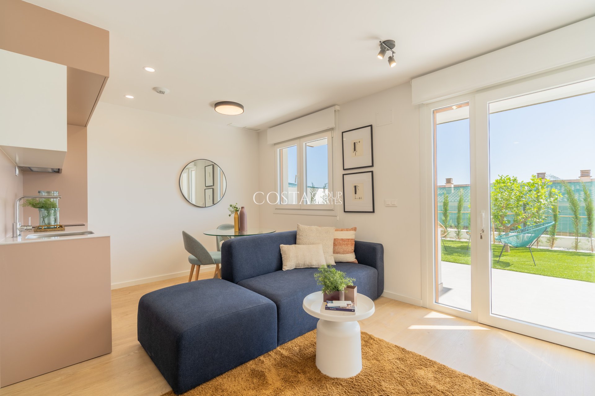 Nowy budynek - Willa -
La Nucía