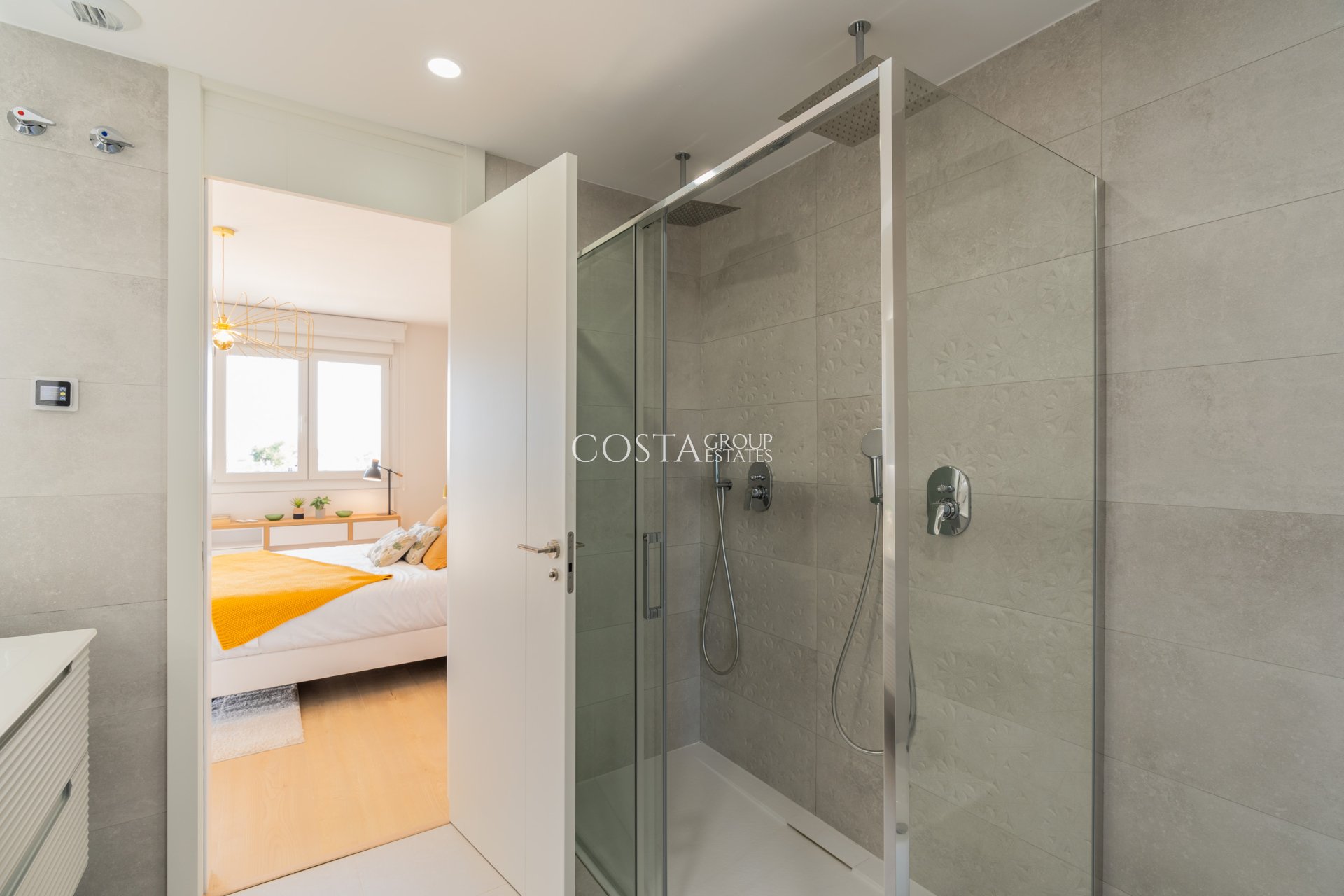 Nowy budynek - Willa -
La Nucía