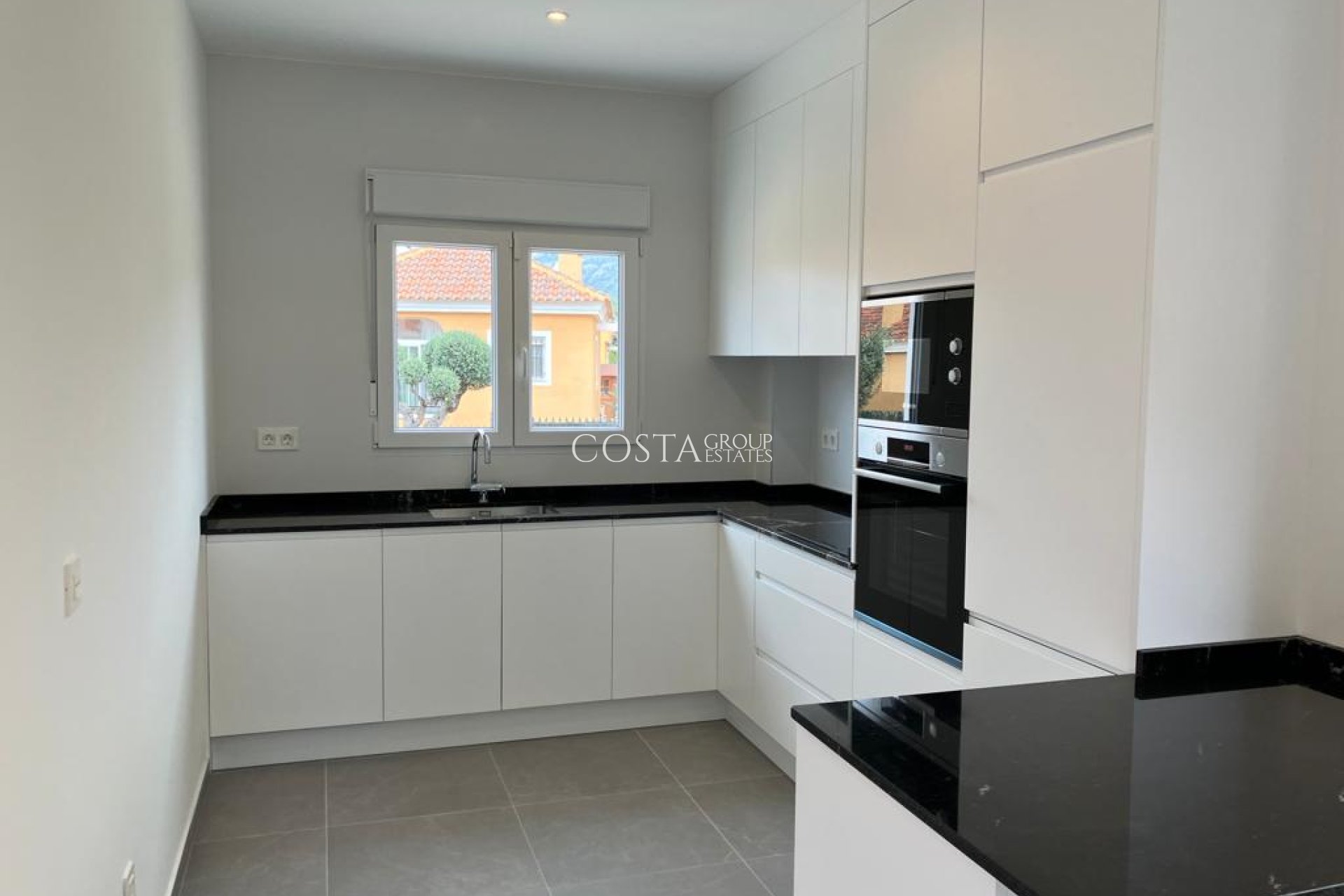 Nowy budynek - Willa -
La Romana