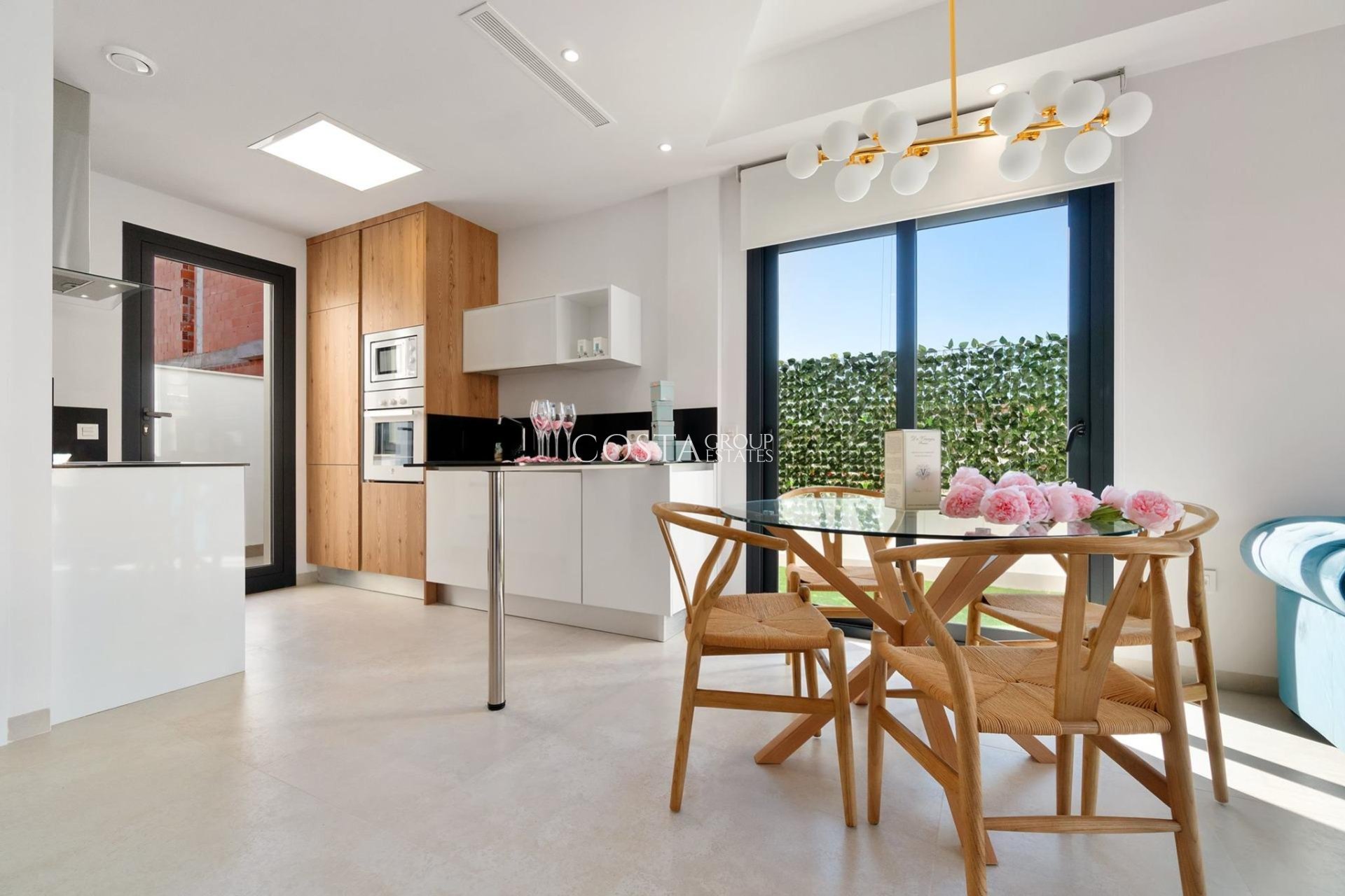 Nowy budynek - Willa -
Los Montesinos - La Herrada