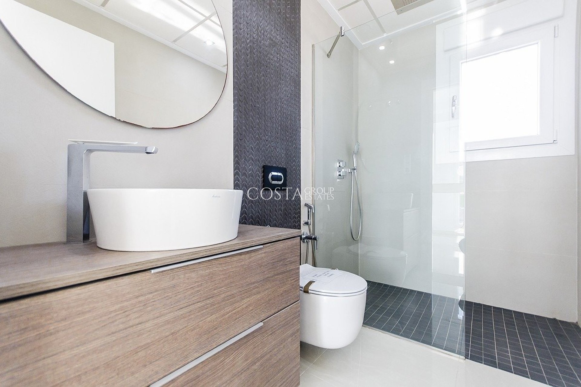 Nowy budynek - Willa -
Los Montesinos - La Herrada