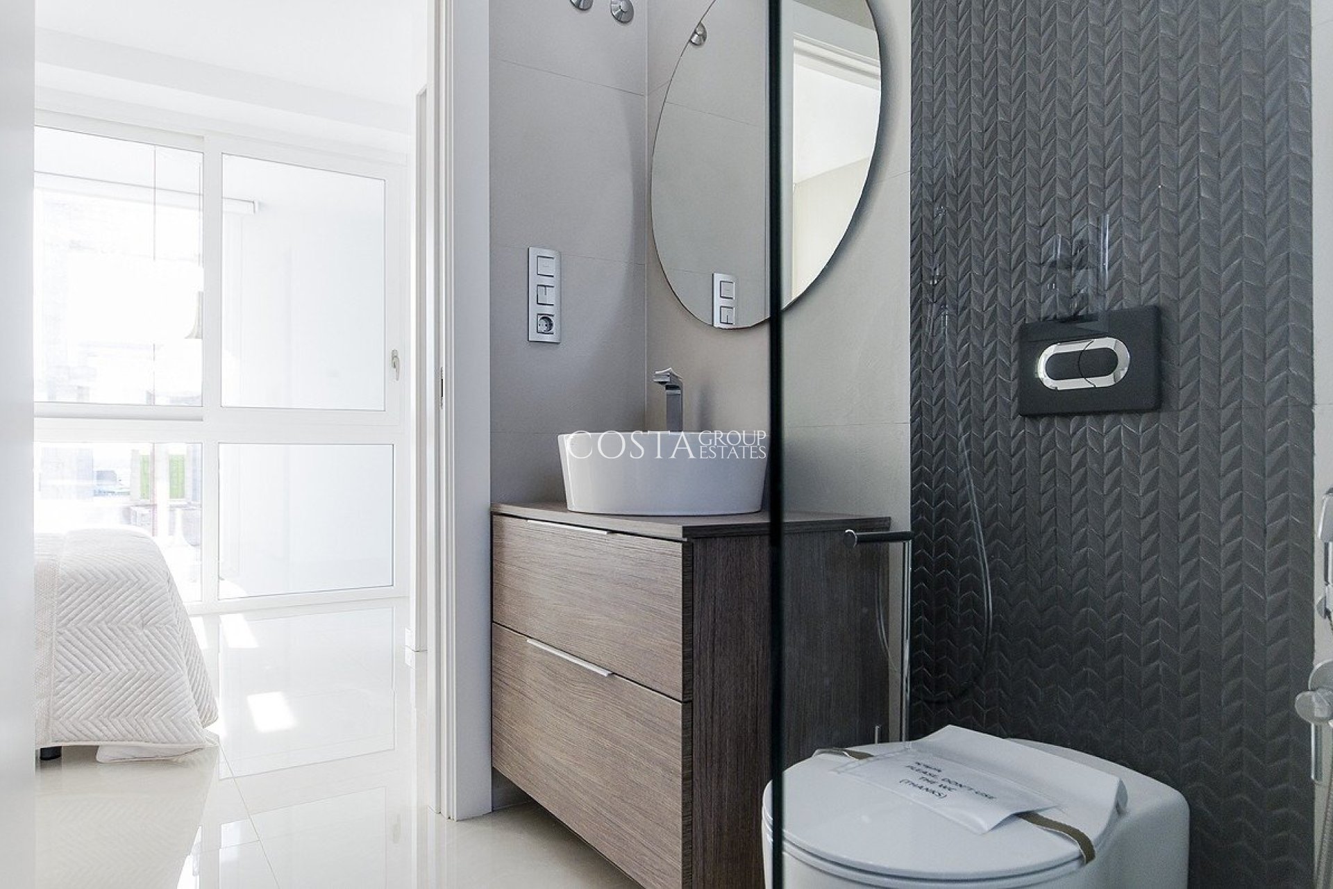 Nowy budynek - Willa -
Los Montesinos - La Herrada