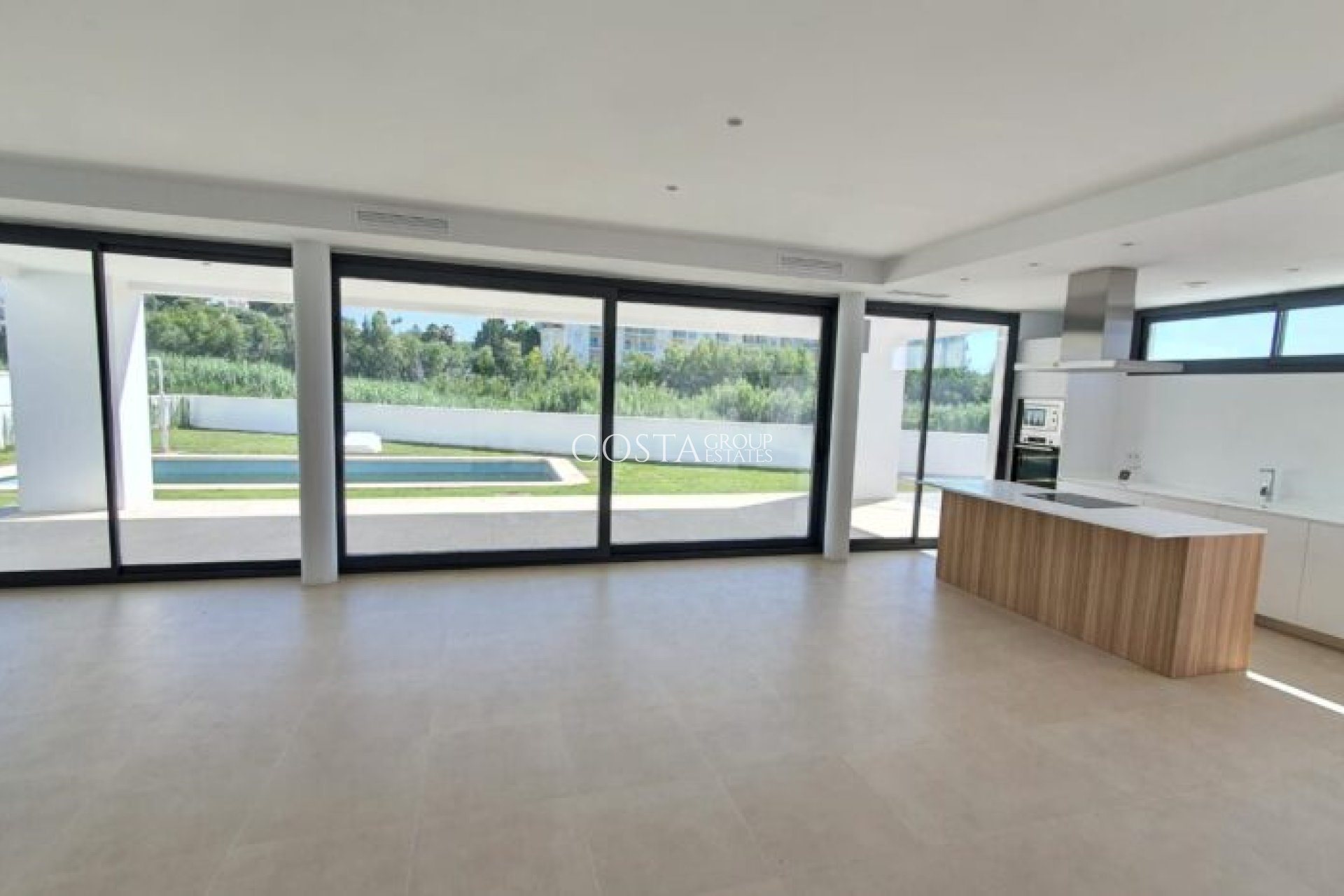 Nowy budynek - Willa -
Manilva