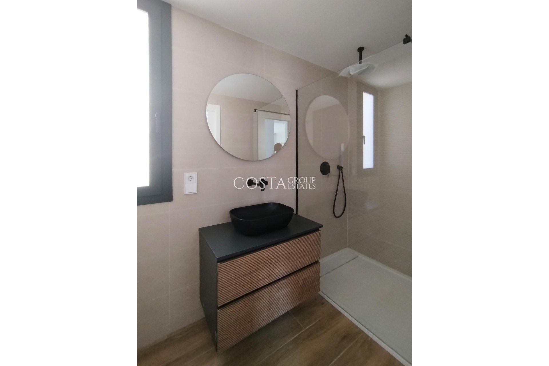 Nowy budynek - Willa -
Polop - PAU 1