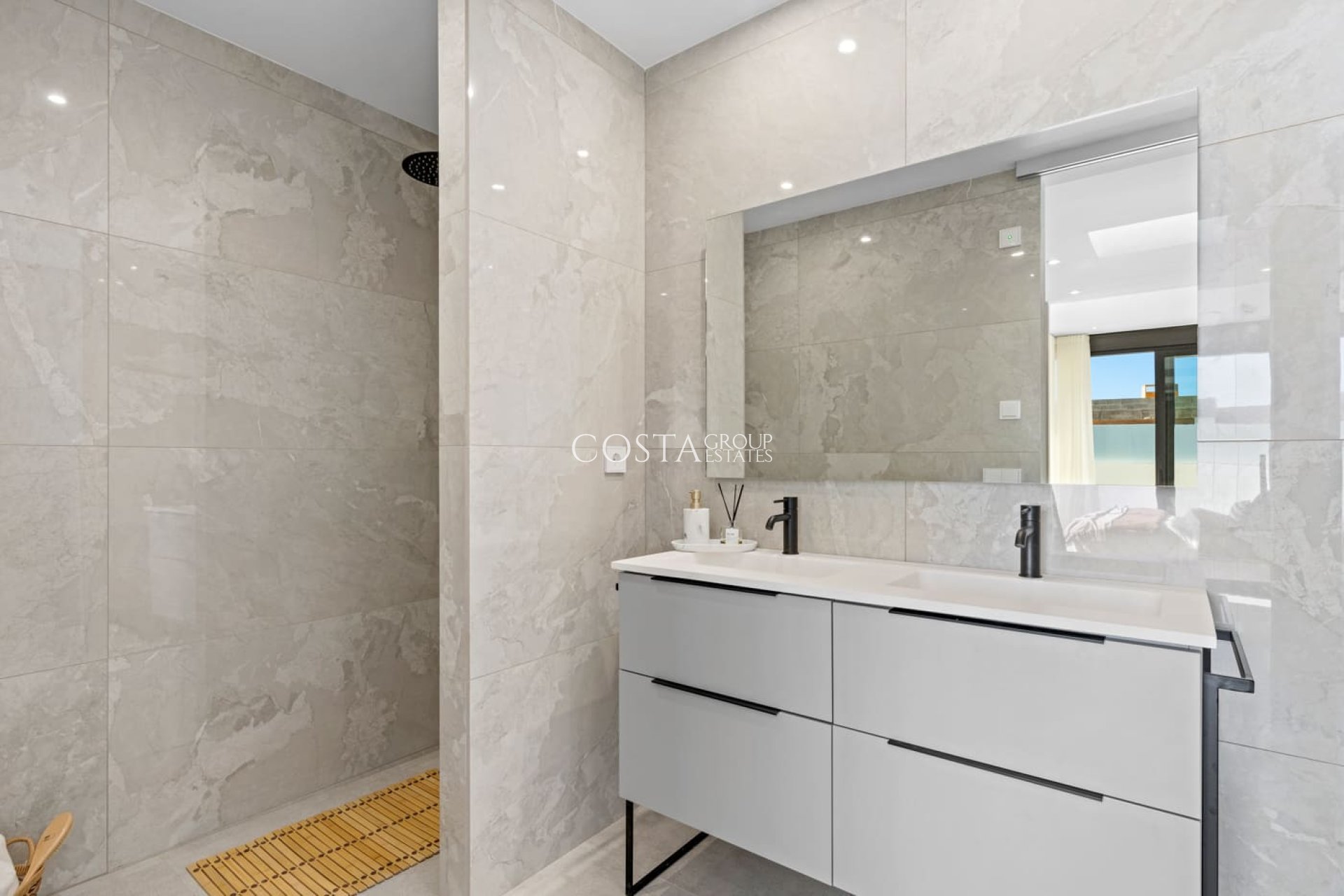 Nowy budynek - Willa -
Polop