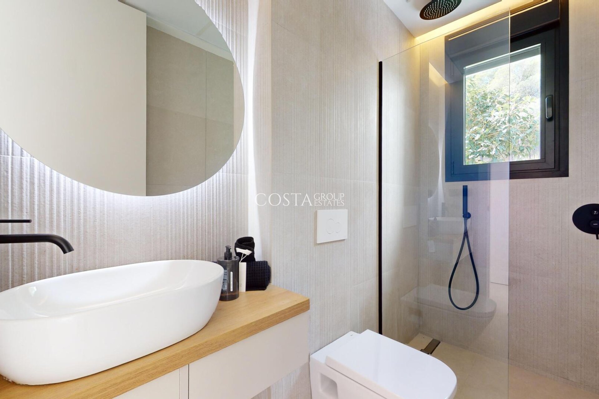 Nowy budynek - Willa -
Polop