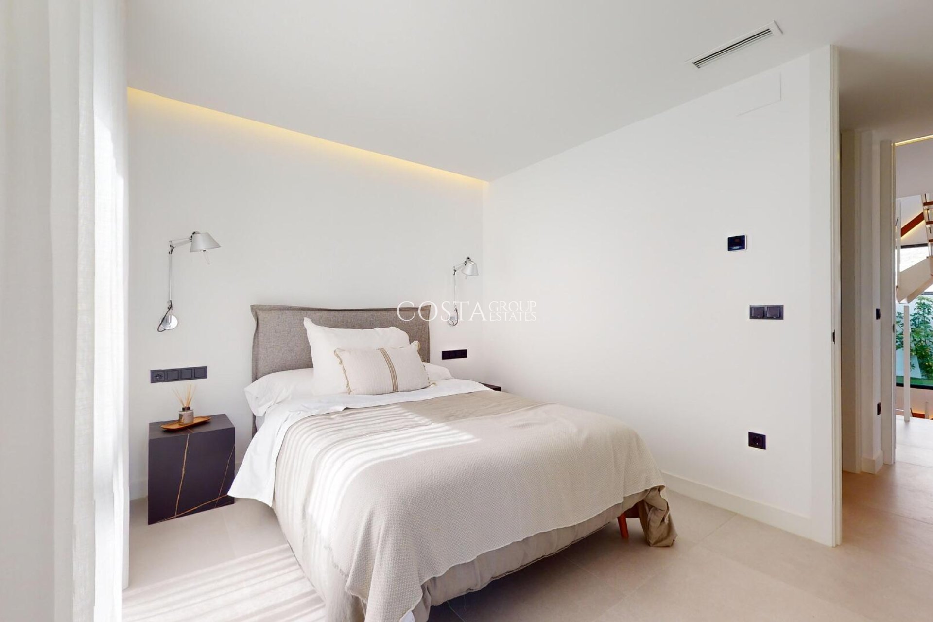 Nowy budynek - Willa -
Polop