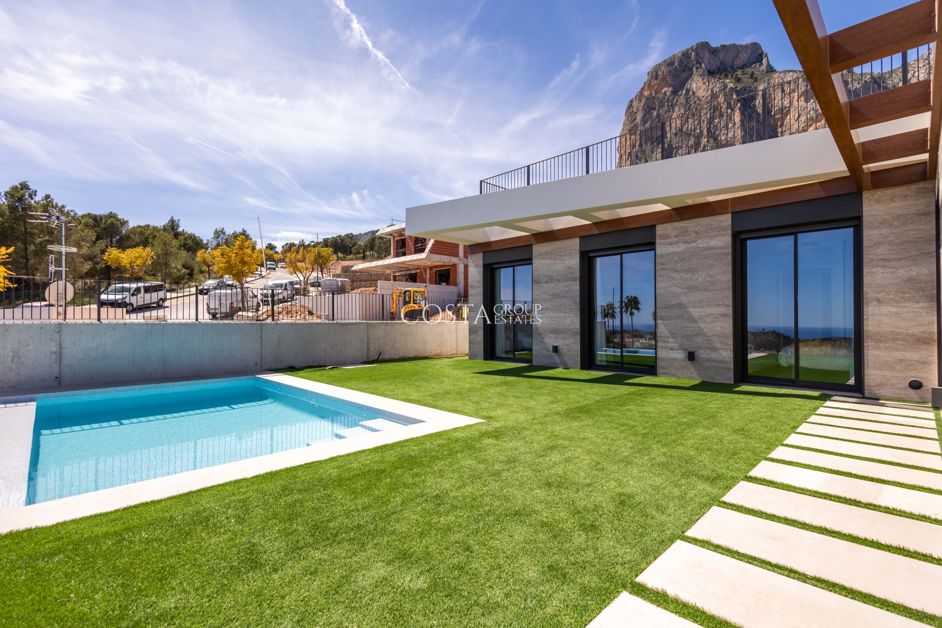 Nowy budynek - Willa -
Polop