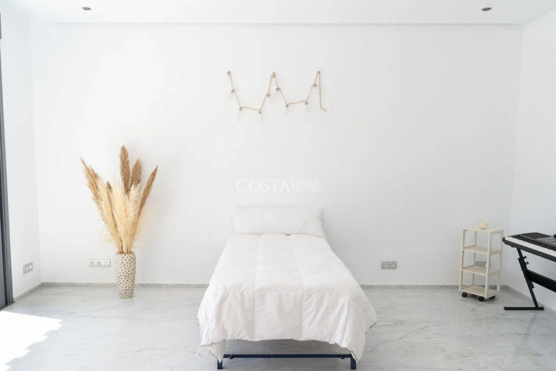 Nowy budynek - Willa -
San Roque