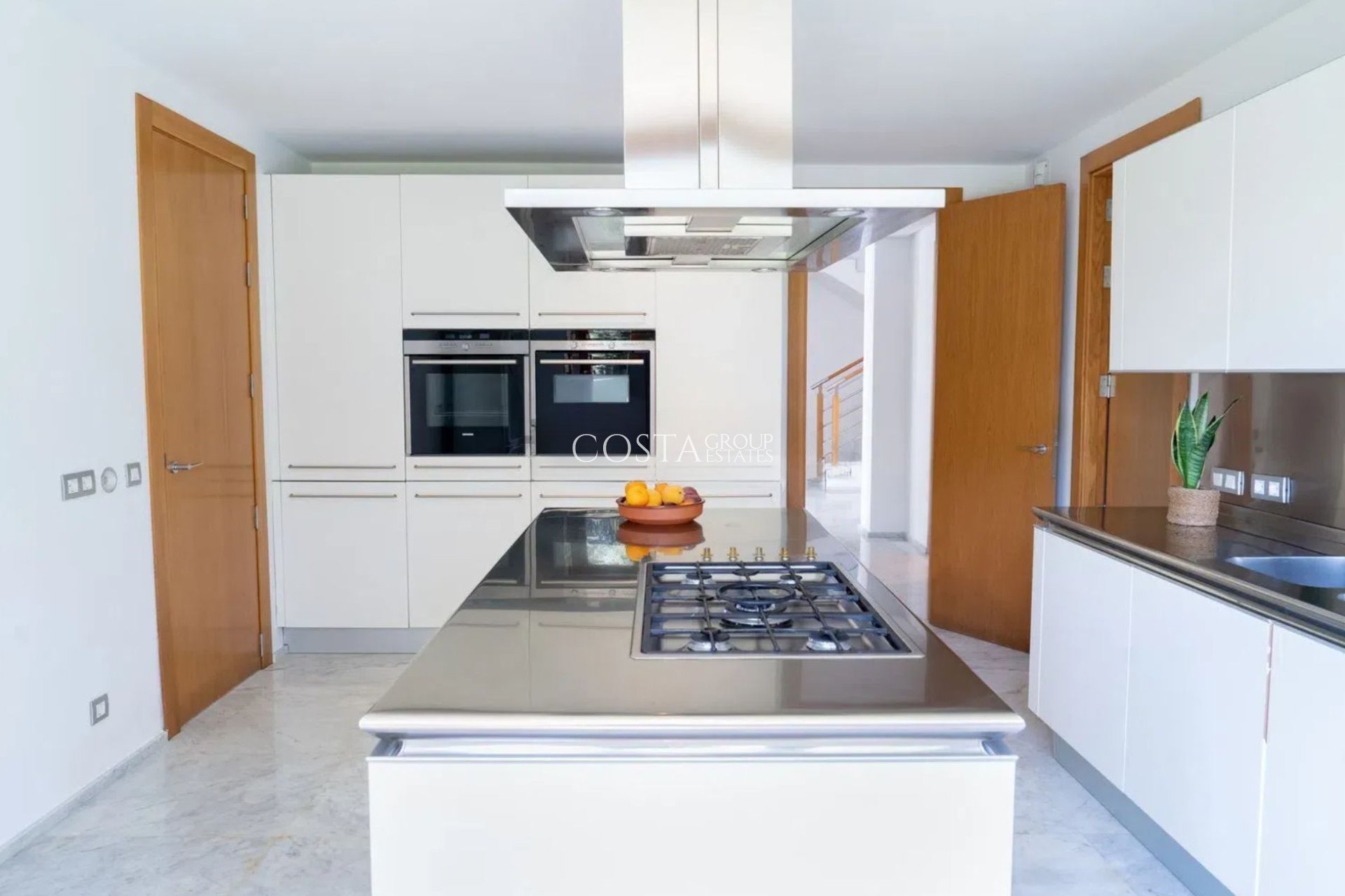 Nowy budynek - Willa -
San Roque