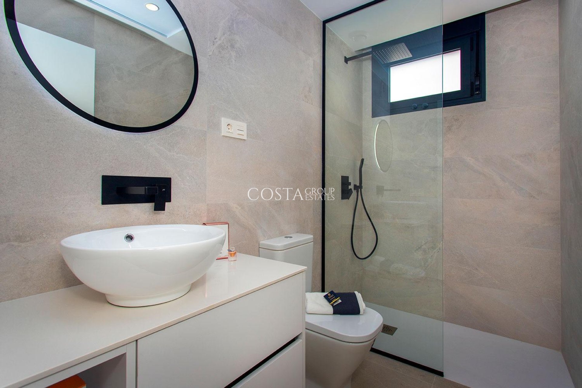 Nowy budynek - Willa -
Sucina