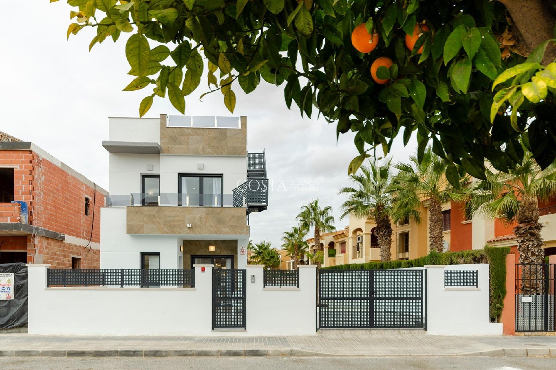 Nowy budynek - Willa -
Torrevieja - Torretas