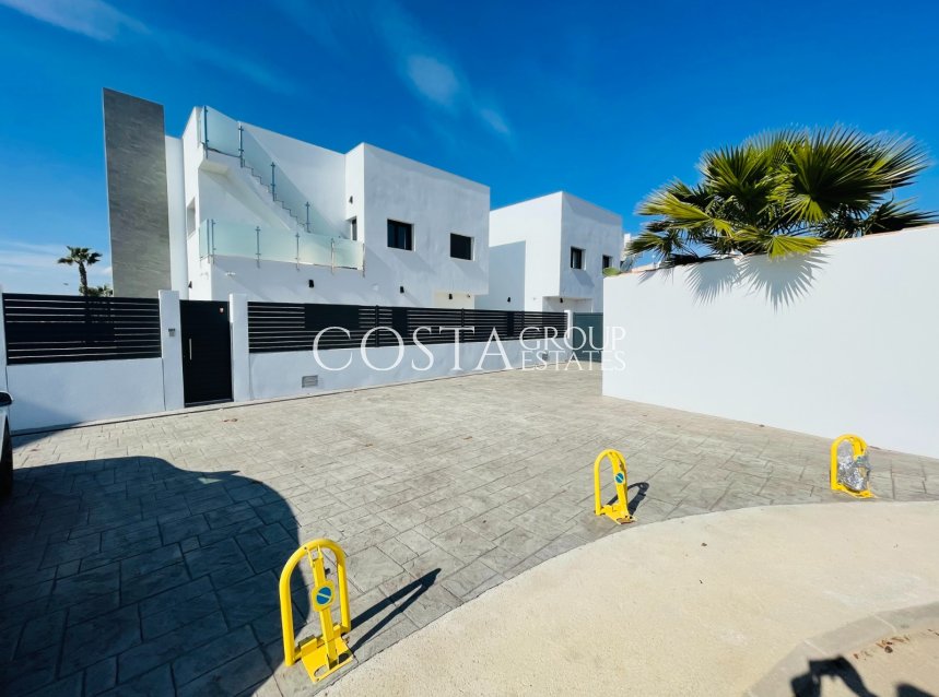 Nowy budynek - Willa -
Torrevieja