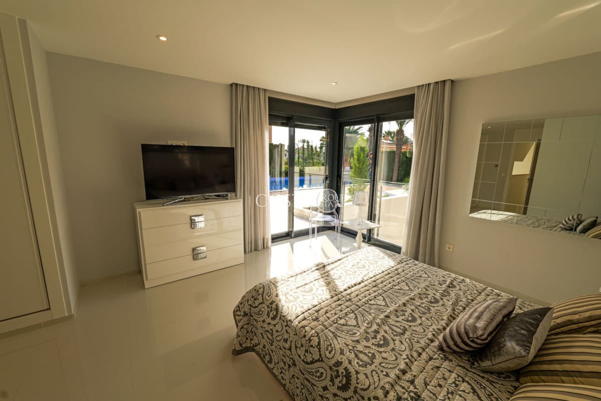 Nowy budynek - Willa -
Torrevieja