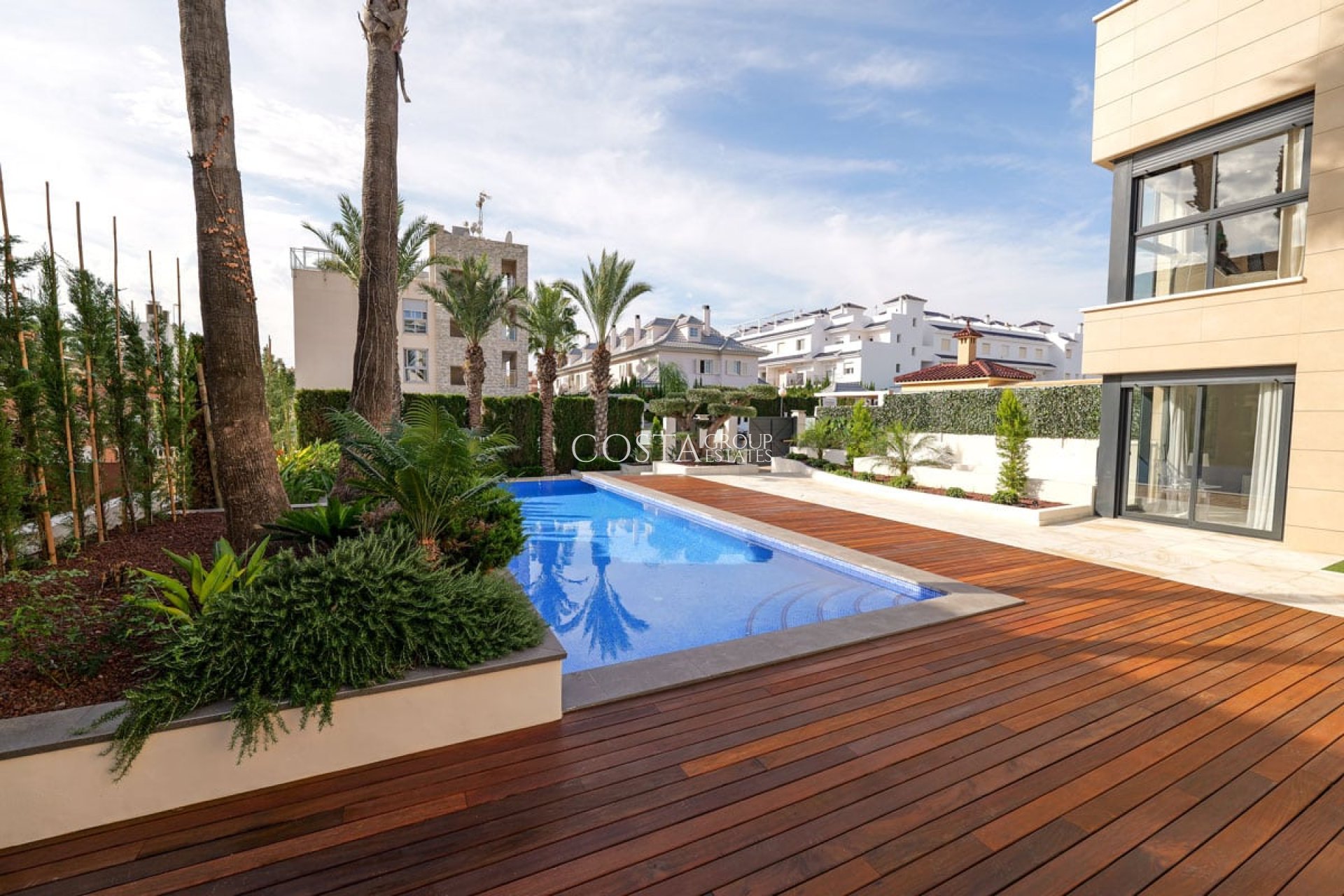 Nowy budynek - Willa -
Torrevieja