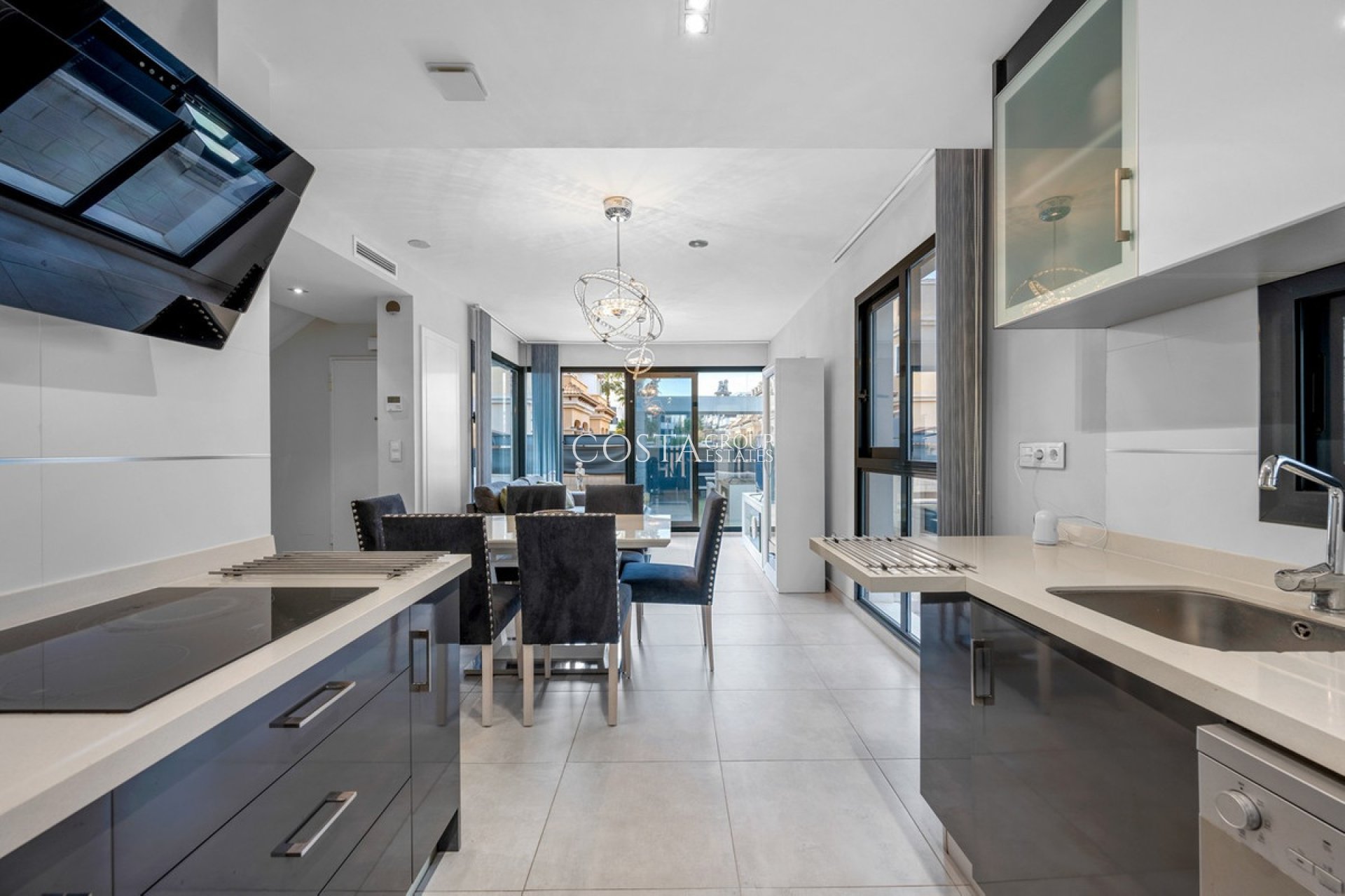 Odsprzedaż - Willa -
Orihuela Costa