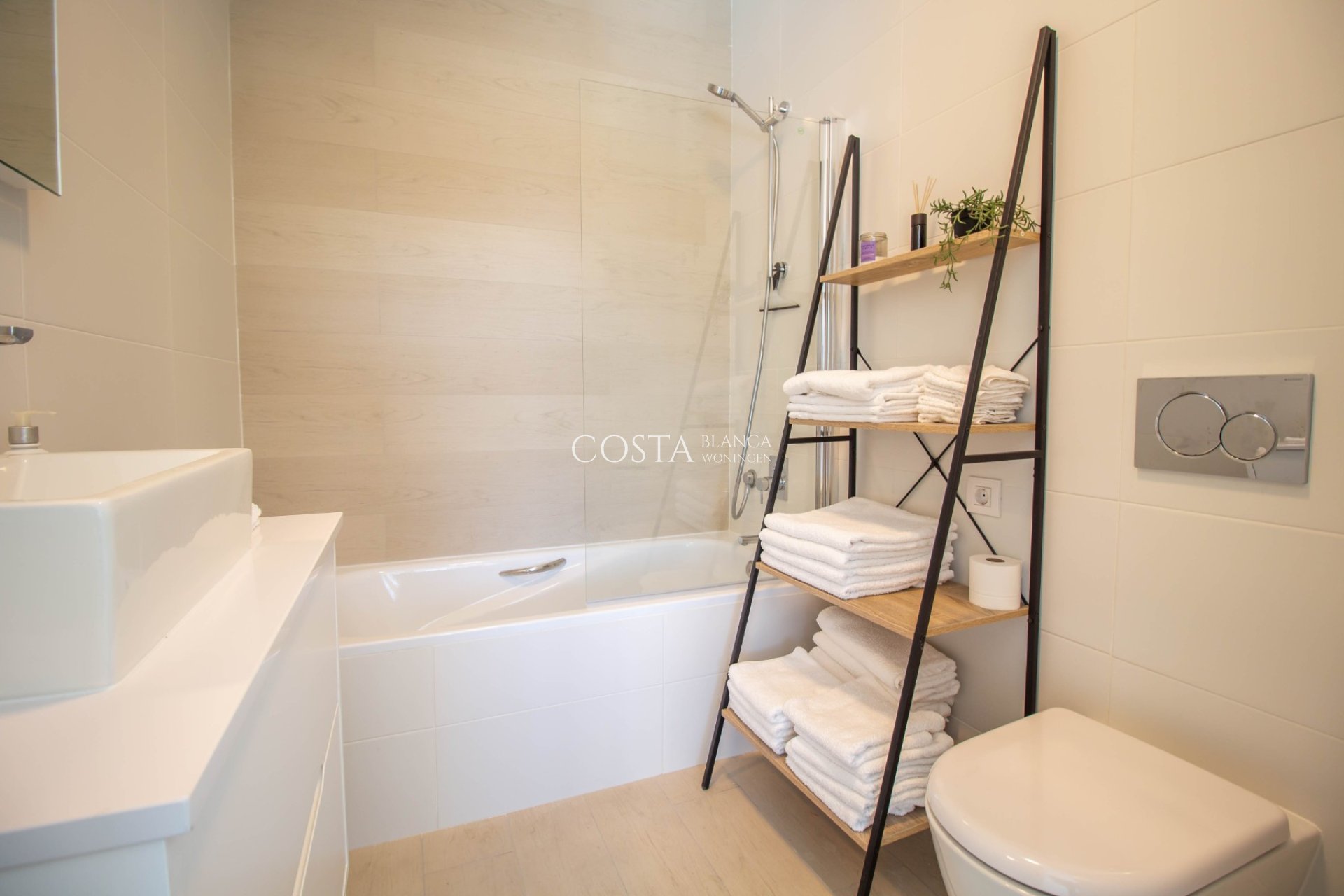 Resale - Apartments -
Las Colinas Golf Resort - Las Colinas golf