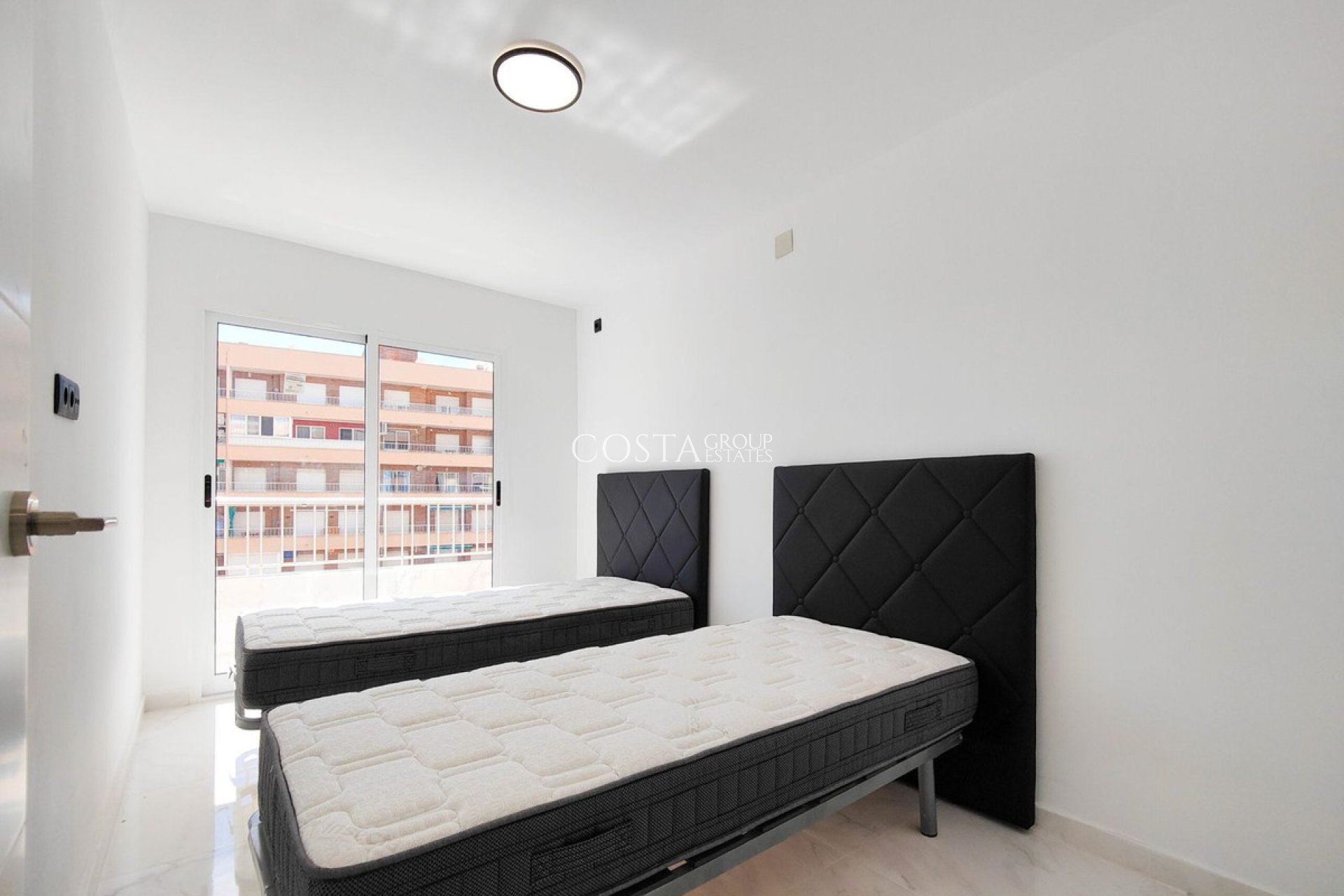 Resale - Apartments -
Orihuela - Punta Prima