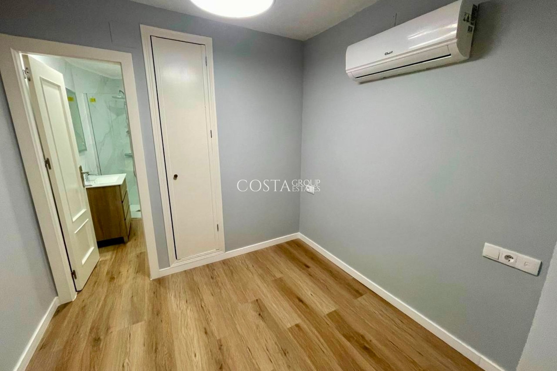 Resale - Apartments -
Torrevieja - Torrevieja Centro