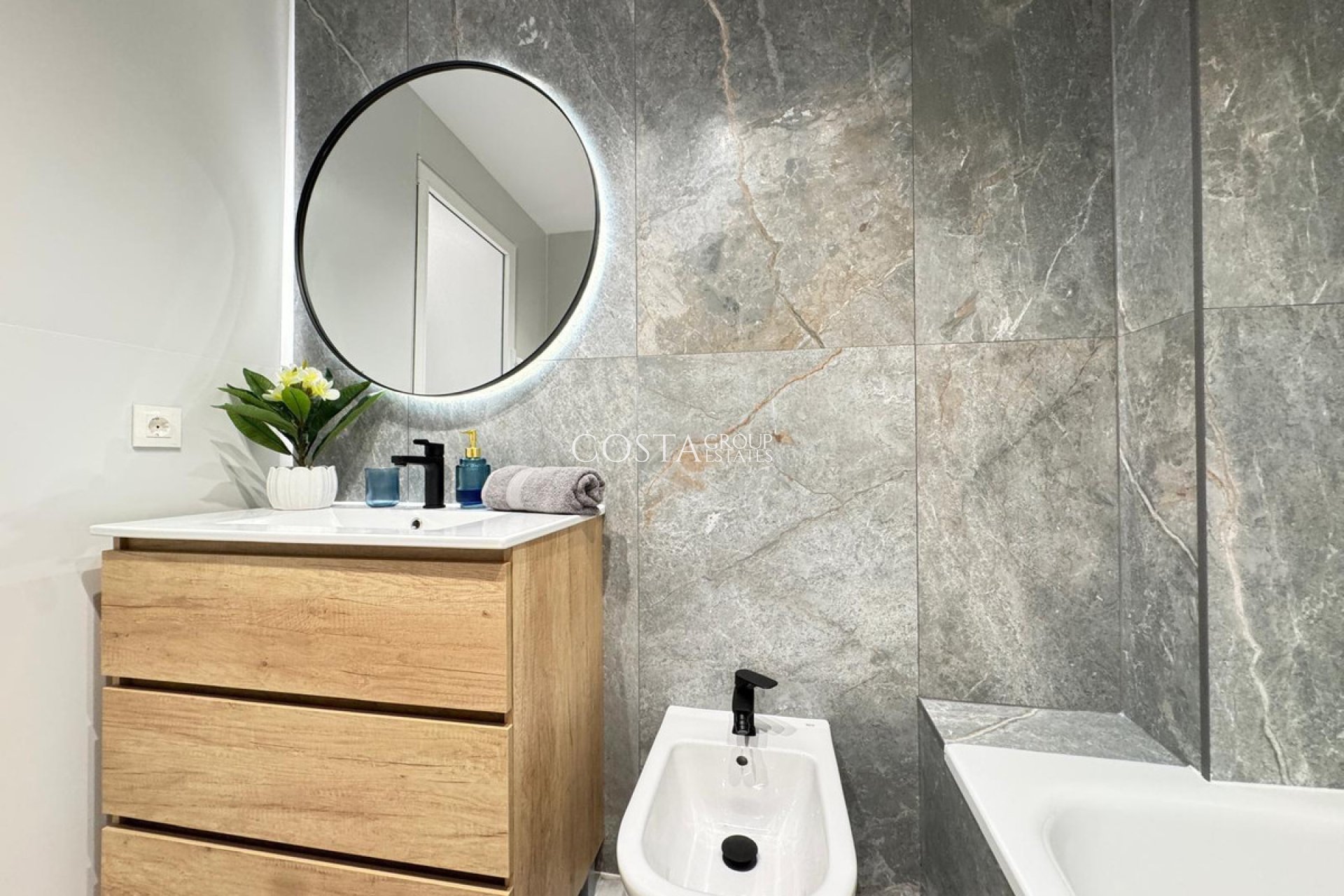 Resale - Apartments -
Torrevieja - Torrevieja Centro