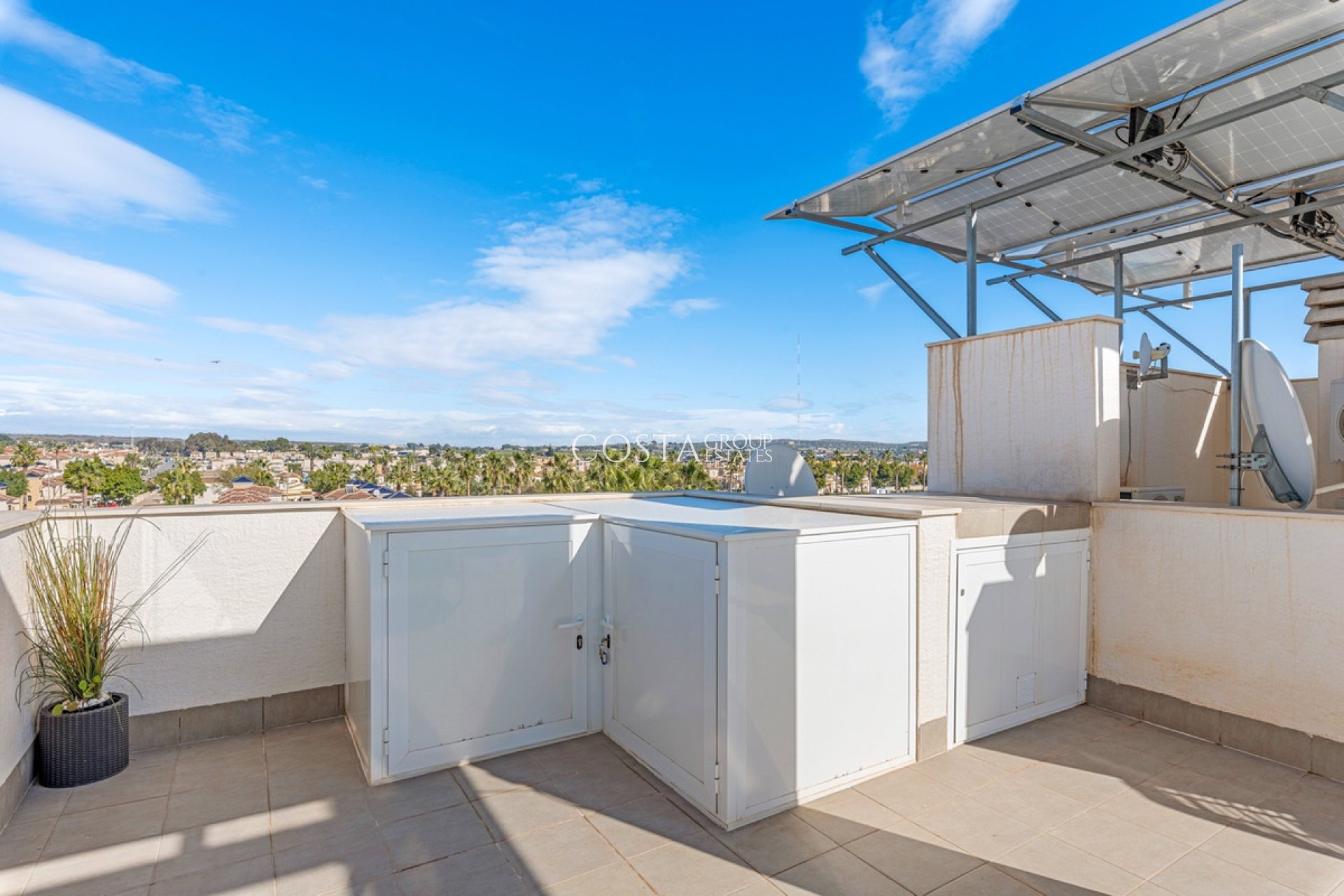 Resale - Apartments -
Urbanización El Raso