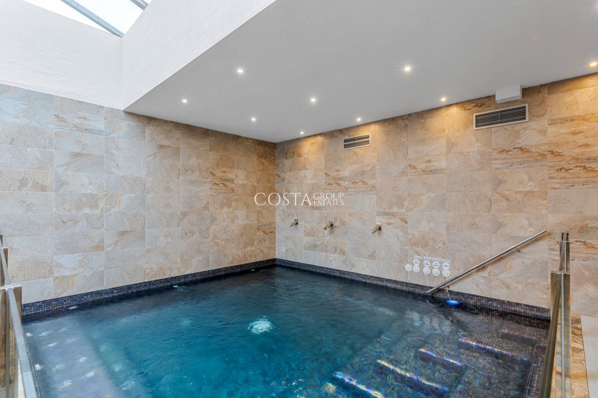 Resale - Apartments -
Urbanización El Raso