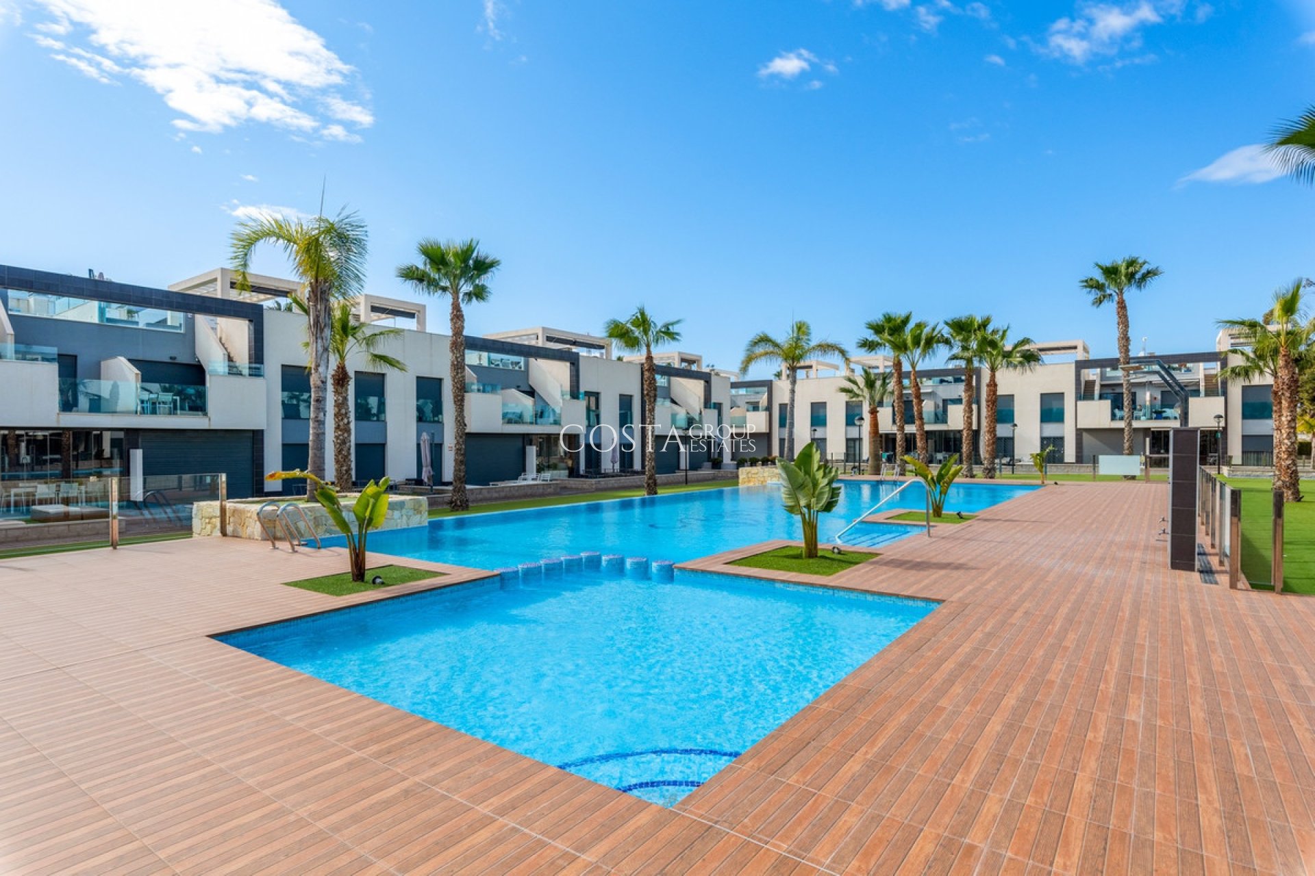 Resale - Apartments -
Urbanización El Raso