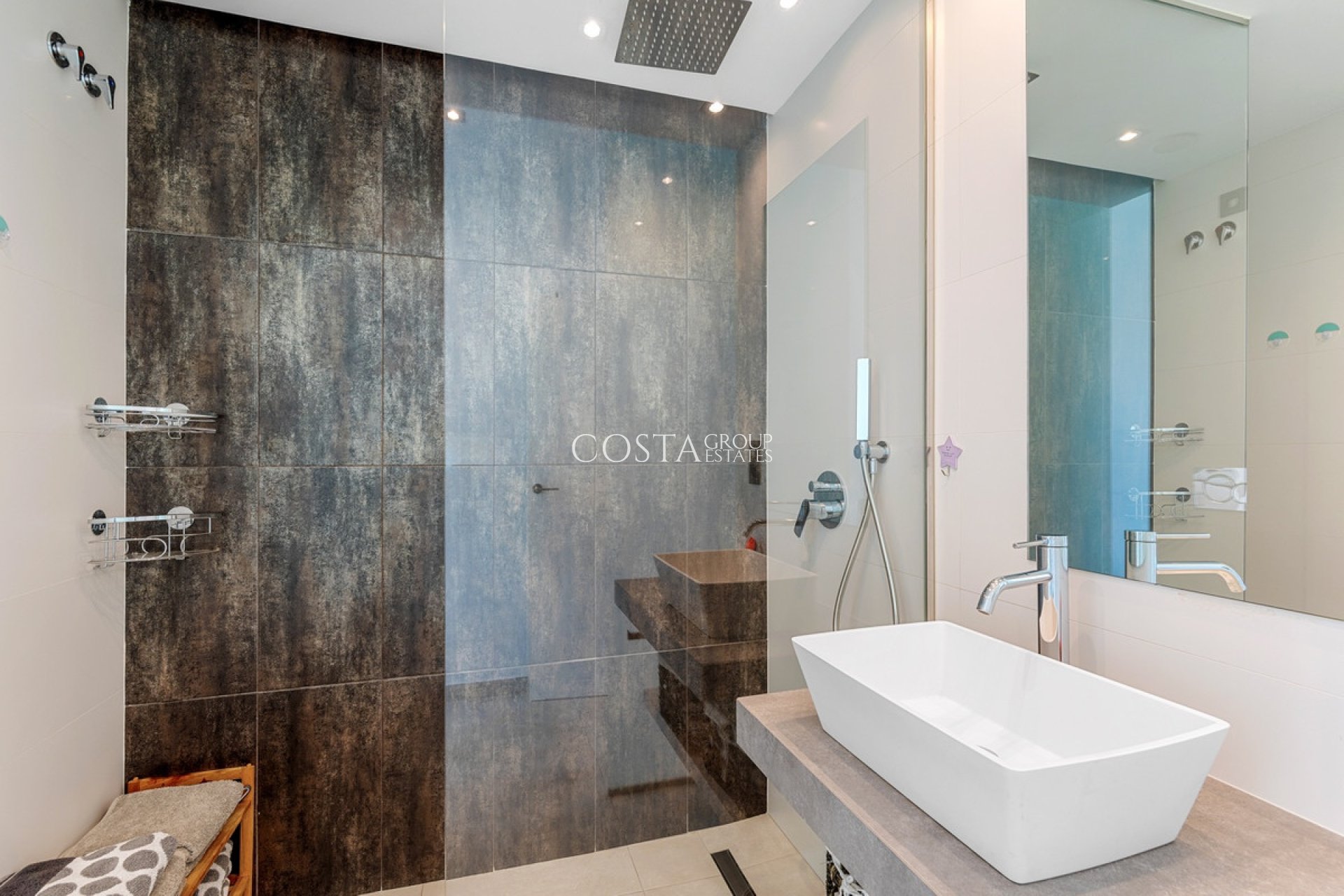 Resale - Apartments -
Urbanización El Raso